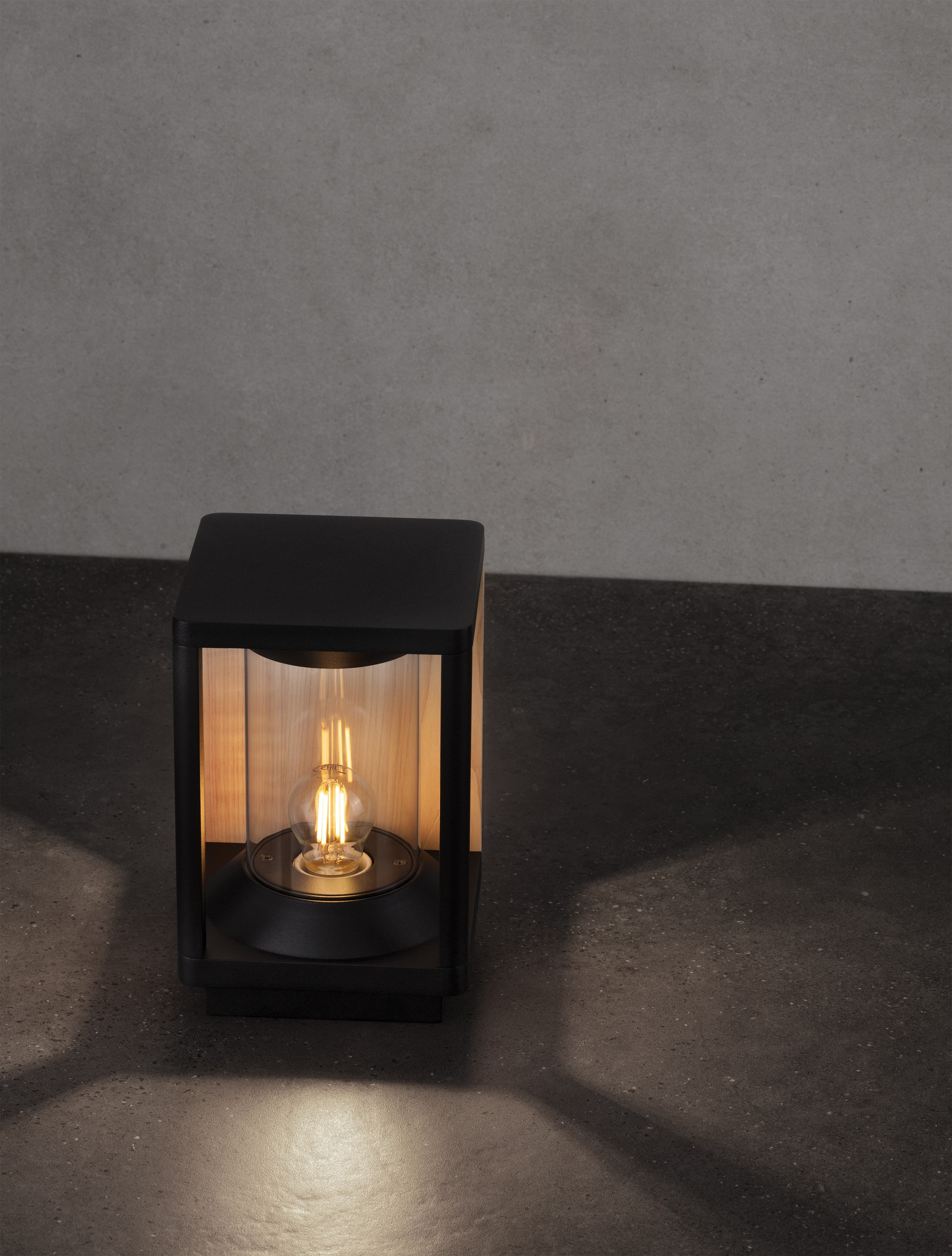PACIFIC | L 14.5 W 14.5 H 22 cm | 12 W | IP65 | Black/Natural Wood | Aluminum