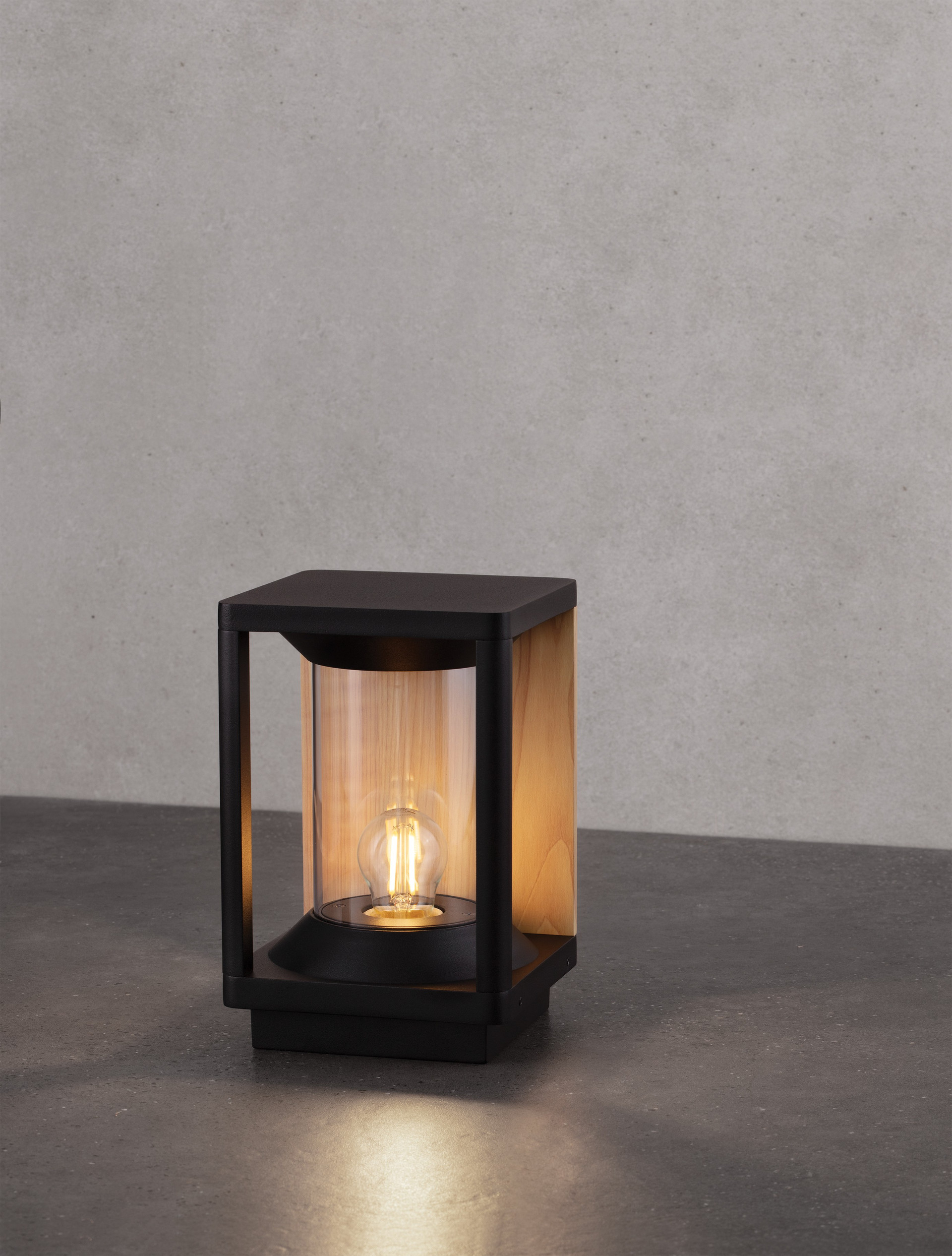 PACIFIC | L 14.5 W 14.5 H 22 cm | 12 W | IP65 | Black/Natural Wood | Aluminum