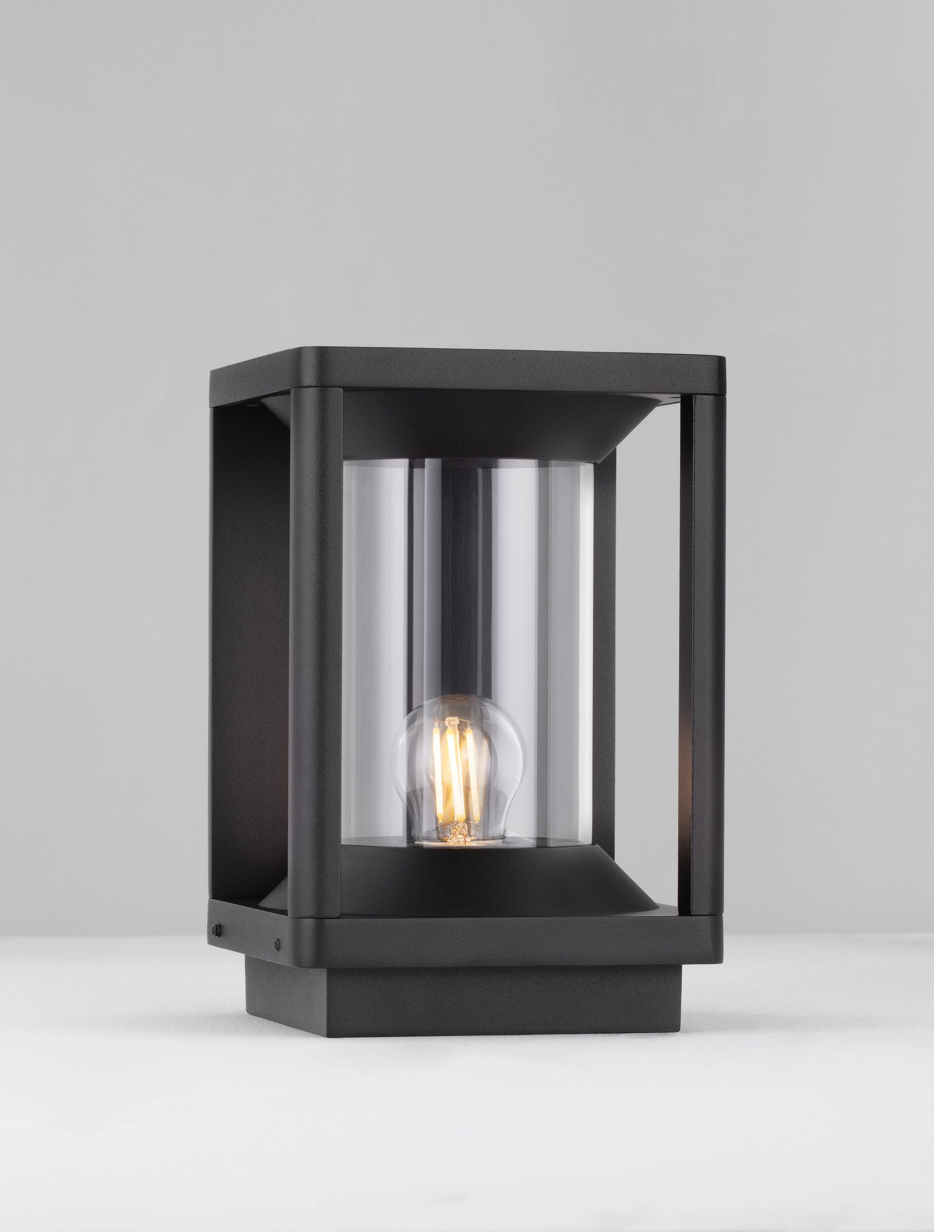 PACIFIC | L 14.5 W 14.5 H 22 cm | 12 W | IP65 | Black | Aluminum