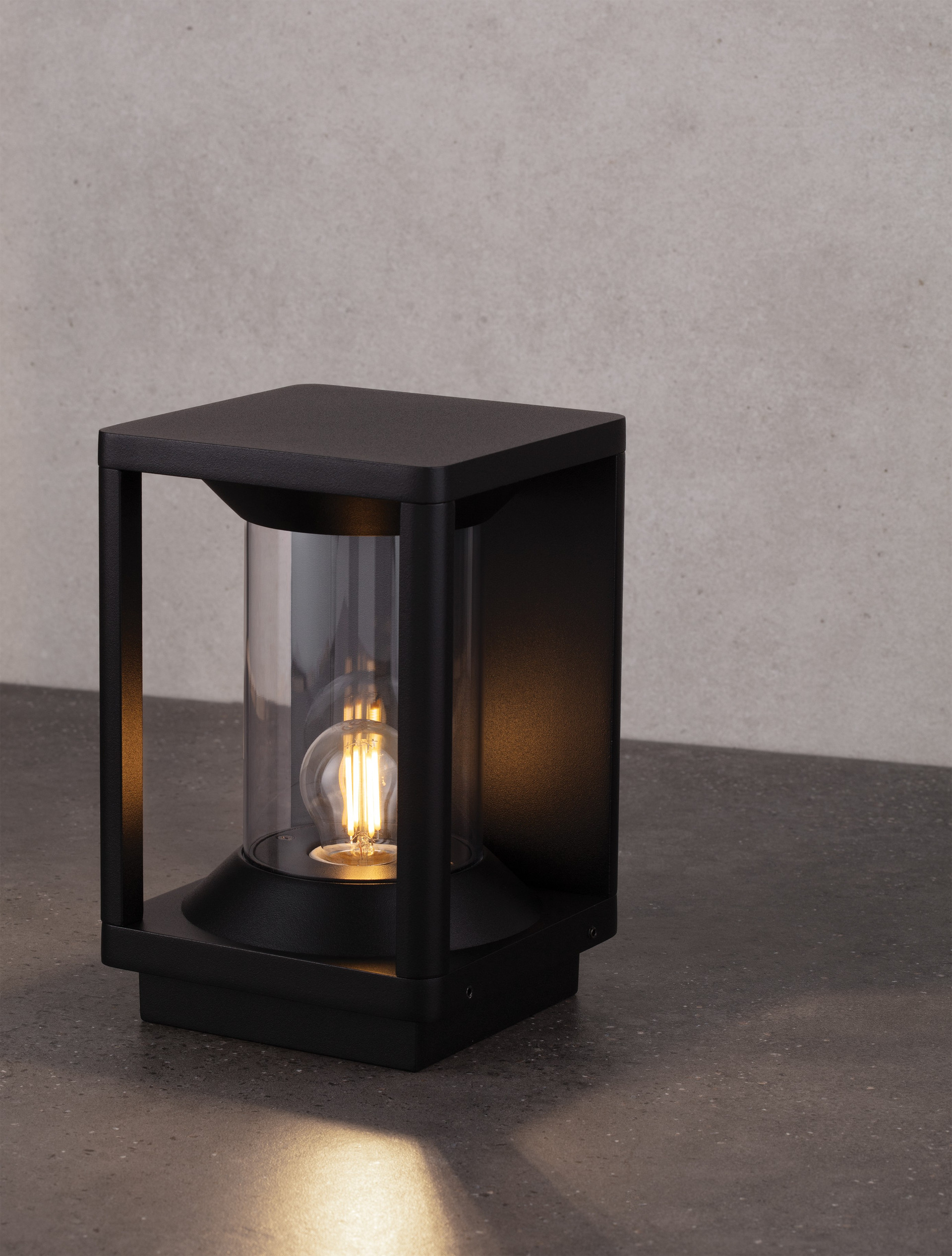 PACIFIC | L 14.5 W 14.5 H 22 cm | 12 W | IP65 | Black | Aluminum