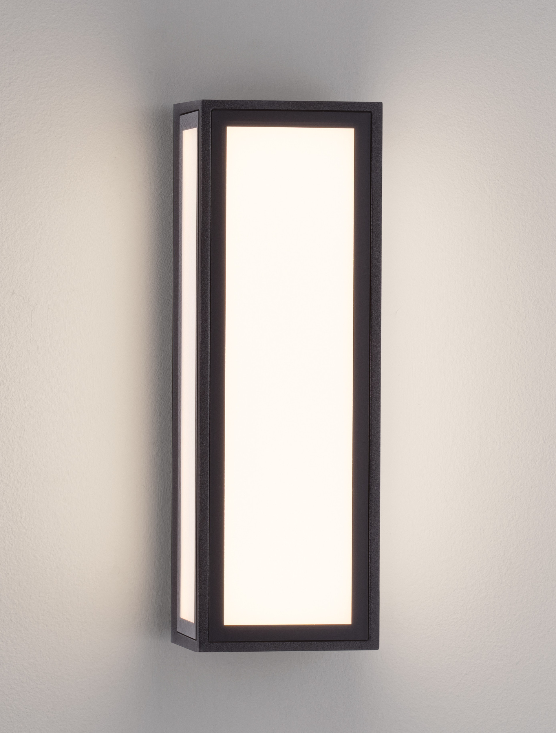 ASTRAL | L 8.6 W 9 H 25.8 cm | 10 W | 3000 K | 373 lm | IP65 | Black | Aluminum