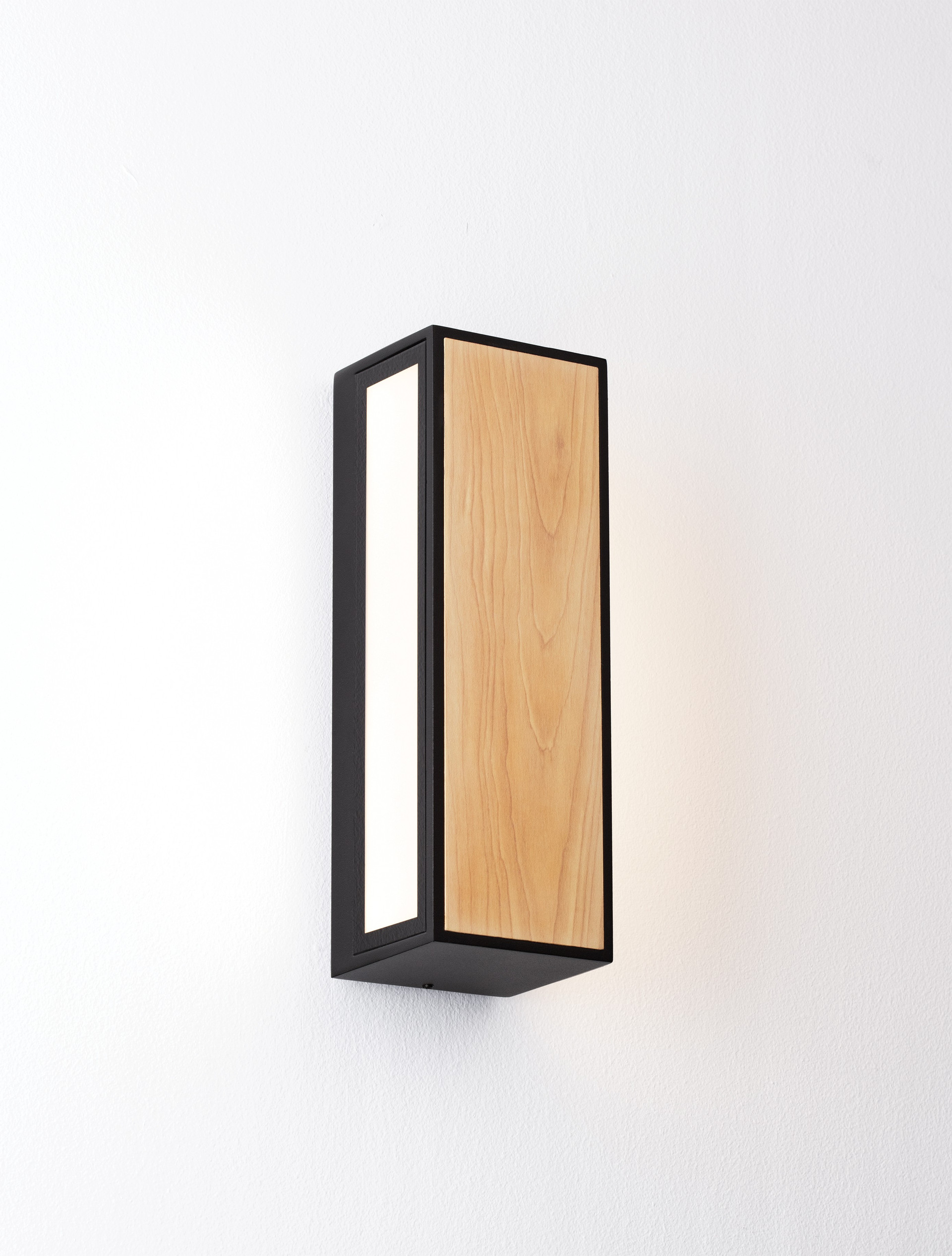 ASTRAL | L 8.6 W 9 H 25.8 cm | 10 W | 3000 K | 192 lm | IP65 | Black/Natural Wood | Aluminum