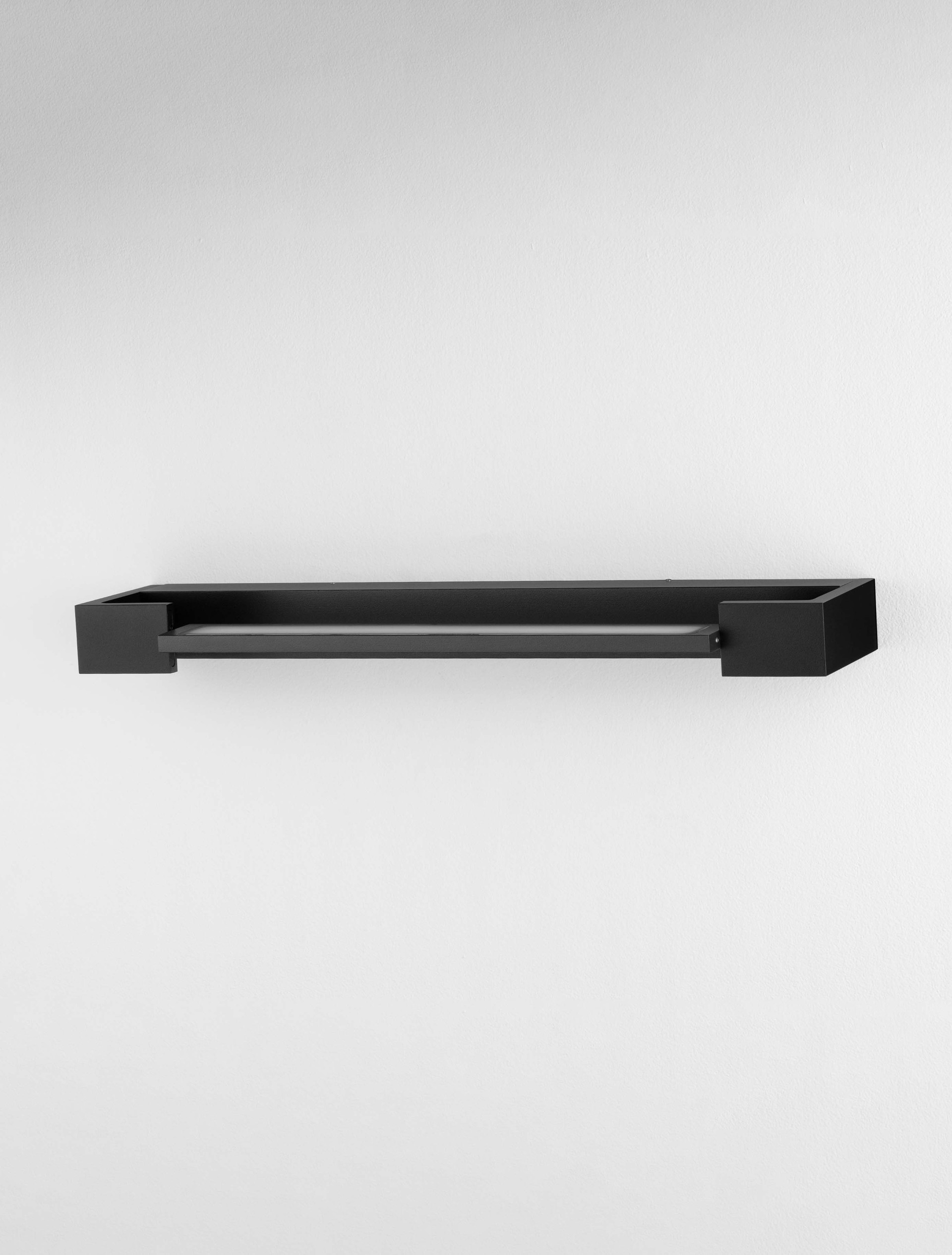 ARGA | L 45 W 10 H 4 cm | 12 W | 3000 K | 1100 lm | IP44 | Black | Aluminum
