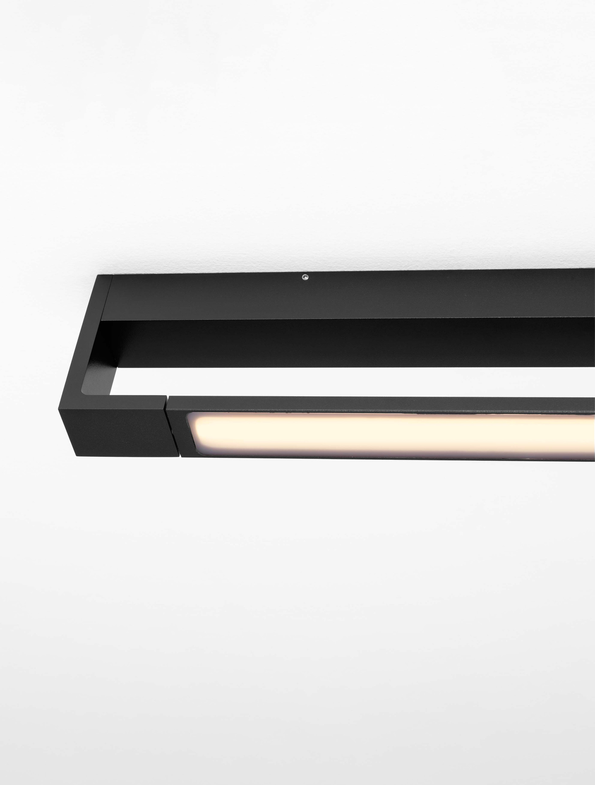 ARGA | L 45 W 10 H 4 cm | 12 W | 3000 K | 1100 lm | IP44 | Black | Aluminum