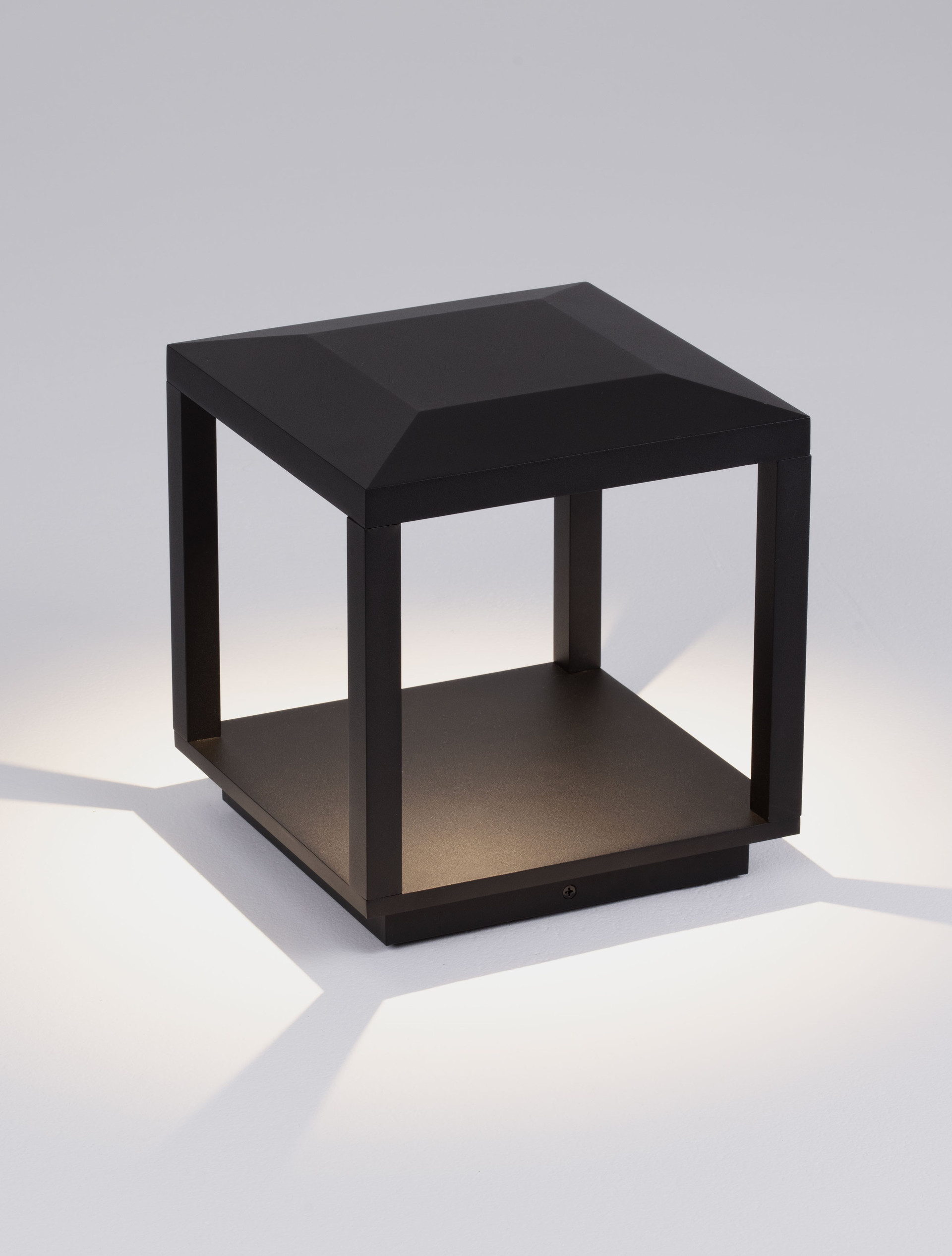 PRIVE | L 25 W 25 H 26 cm | 15 W | 3000 K | 155 lm | IP65 | Black | Aluminum
