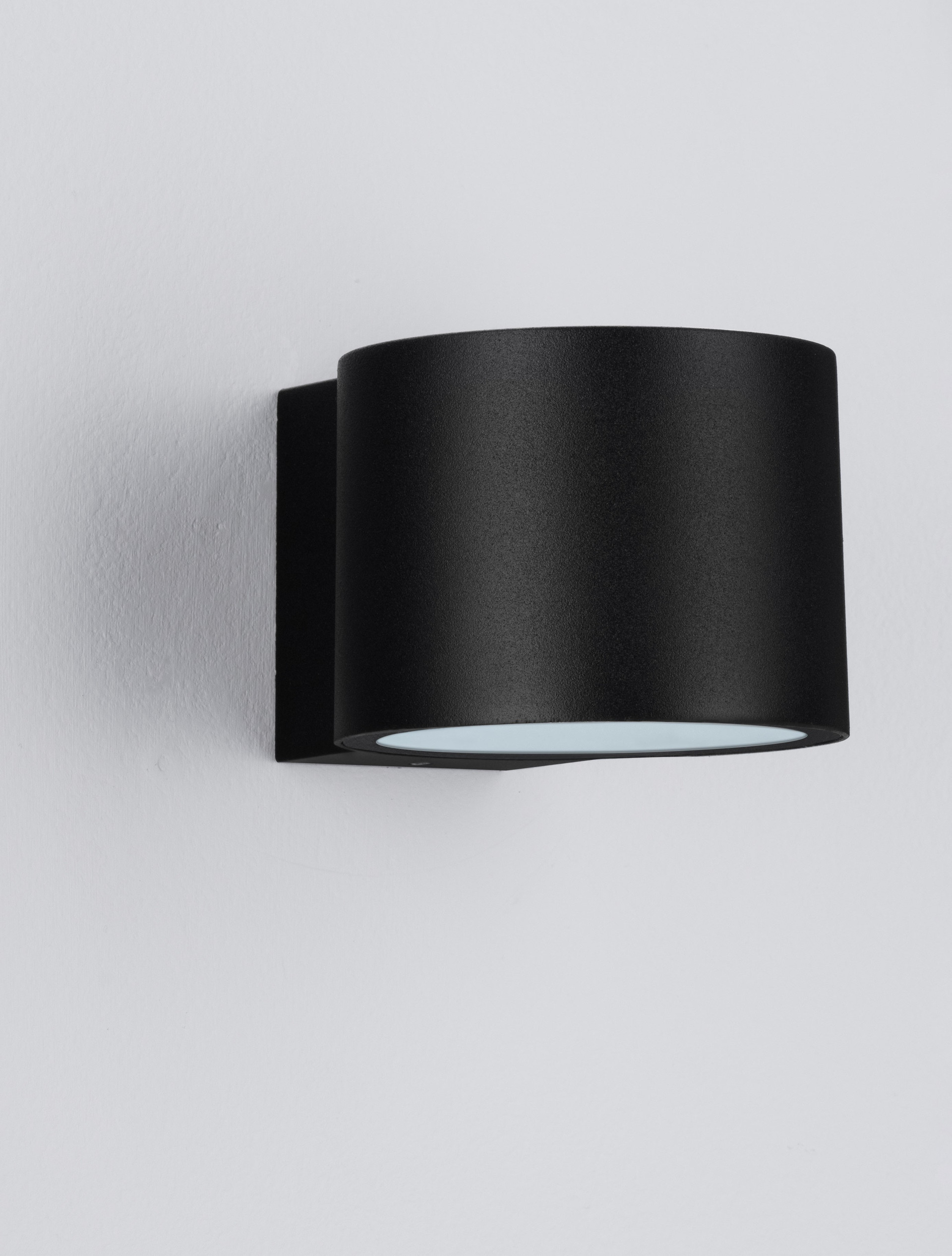 BETA | W 11 H 6.8 D 9 cm | 8 W | 3000 K | 684 lm | IP54 | Black | Aluminum