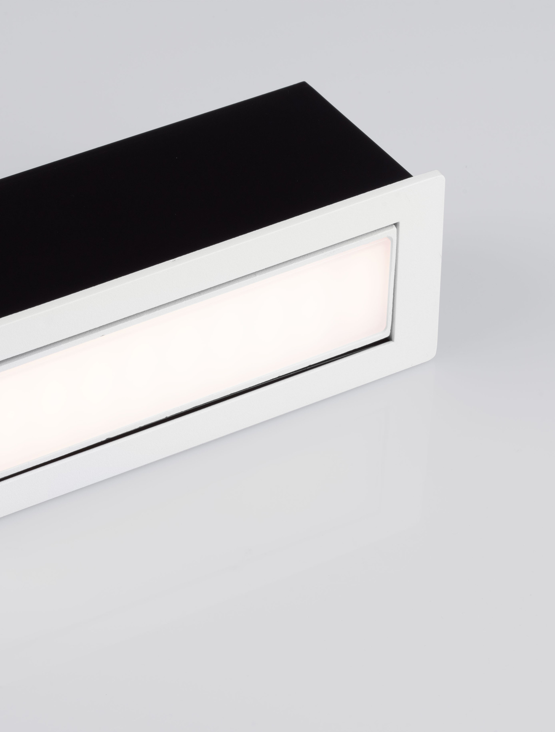 ECHO | L 17.6 W 6.3 H 6.25 cm | 6 W | 3000 K | 370 lm | IP54 | White | Aluminum