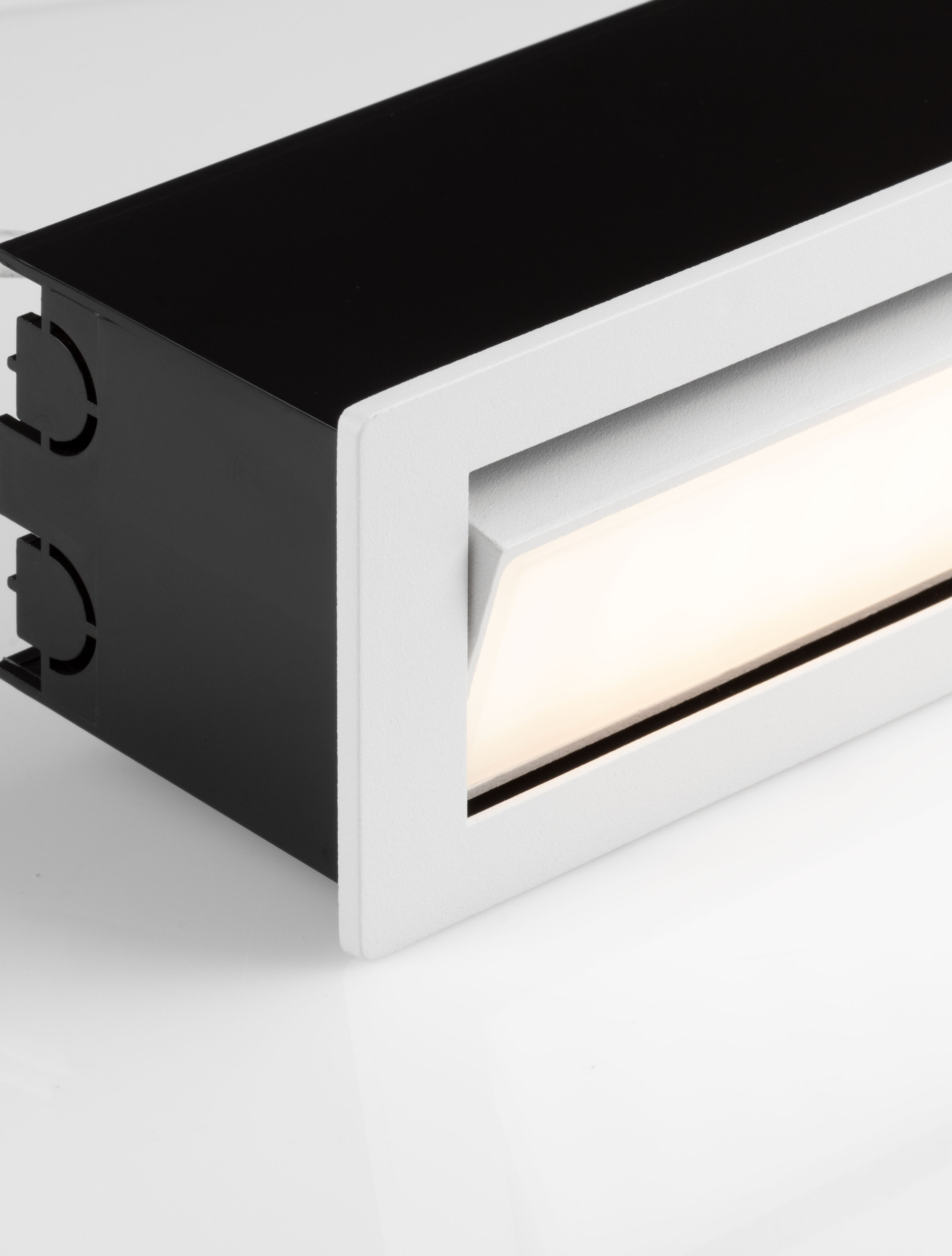 ECHO | L 17.6 W 6.3 H 6.25 cm | 6 W | 3000 K | 370 lm | IP54 | White | Aluminum