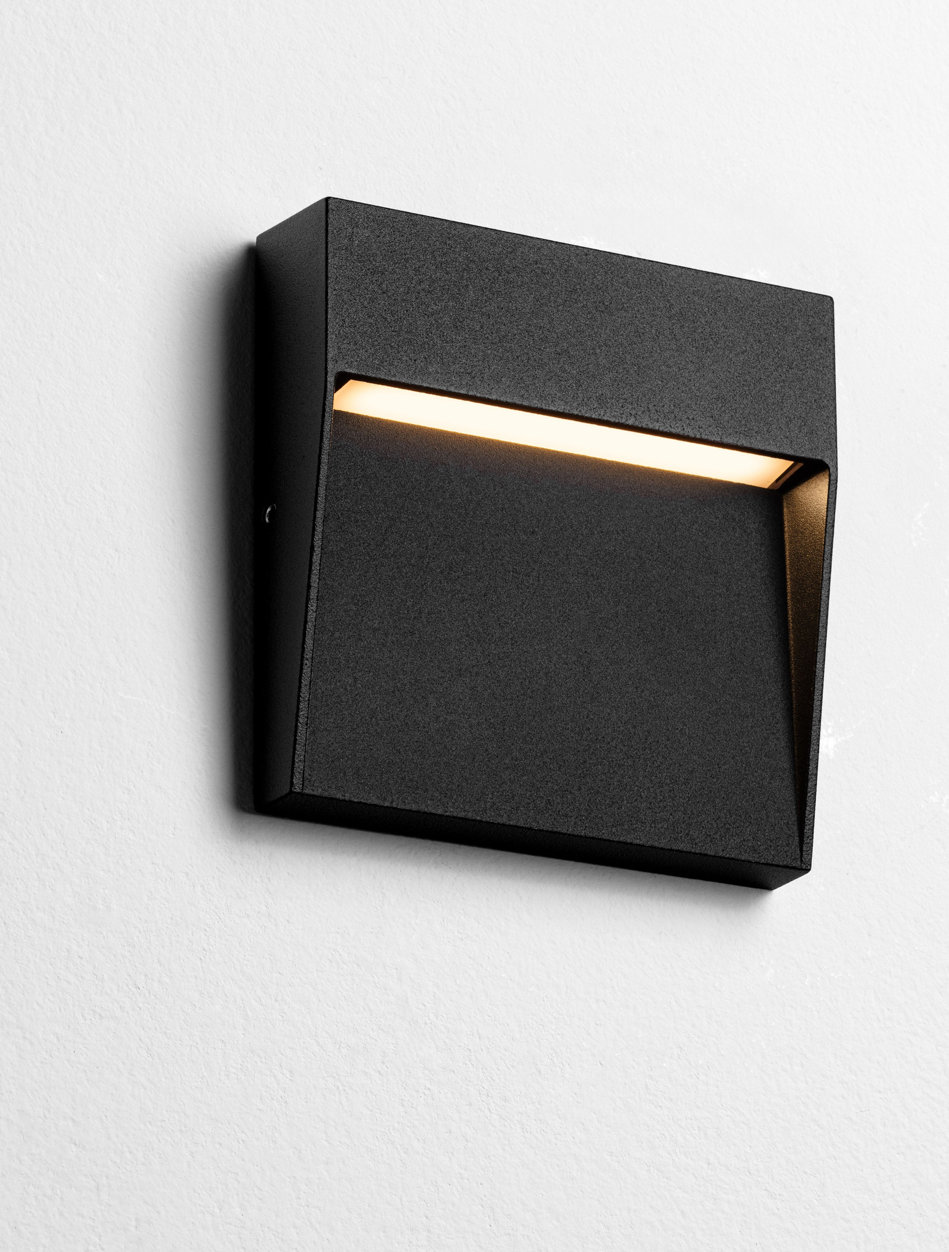 TOBY | L 10.2 W 2.2 H 10.5 cm | 3 W | 3000 K | 91 lm | IP54 | Black | Aluminum