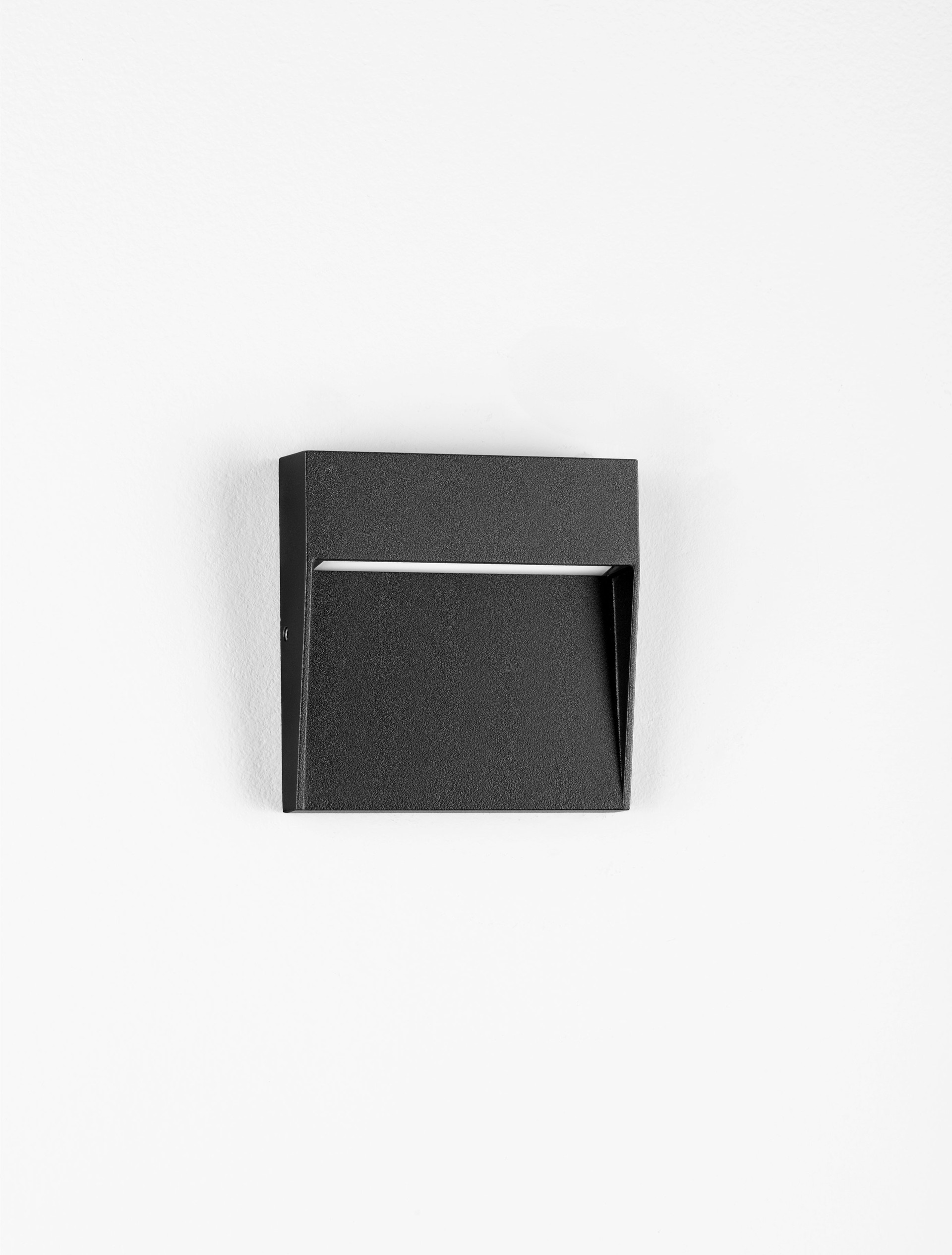 TOBY | L 10.2 W 2.2 H 10.5 cm | 3 W | 3000 K | 91 lm | IP54 | Black | Aluminum