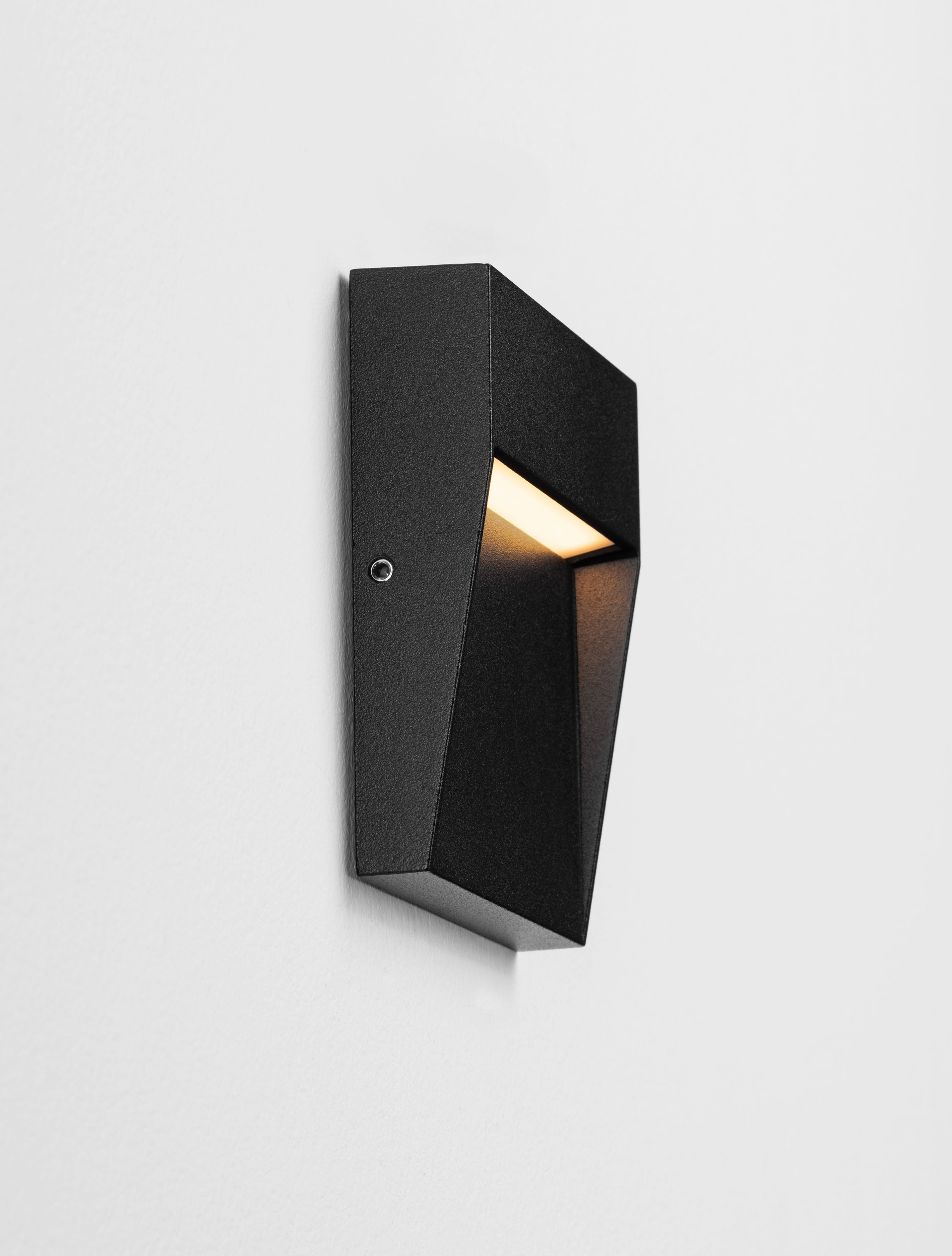 TOBY | L 10.2 W 2.2 H 10.5 cm | 3 W | 3000 K | 91 lm | IP54 | Black | Aluminum