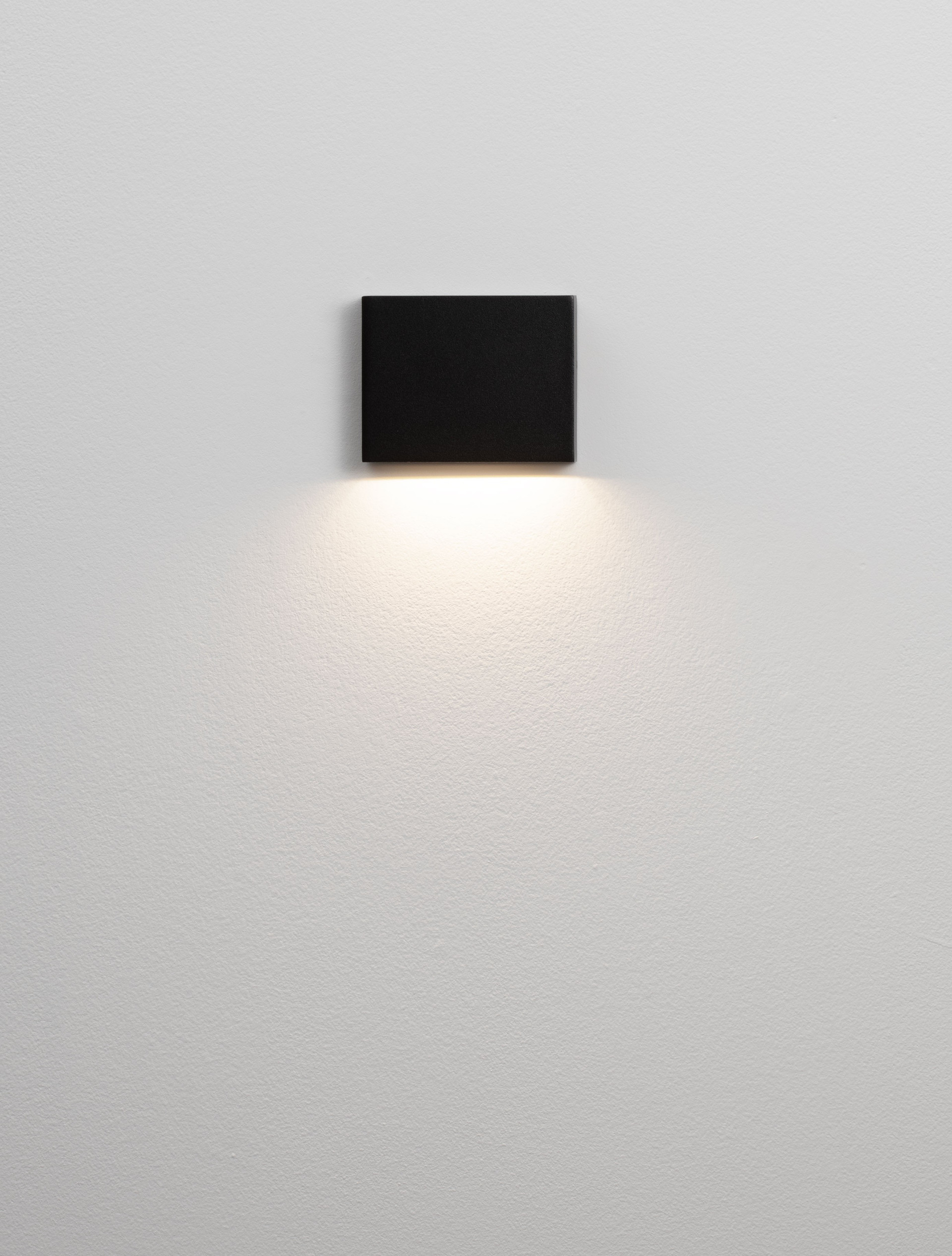 TICK | L 11.5 W 3 H 9 cm | 4 W | 3000 K | 218 lm | IP54 | Black | Aluminum