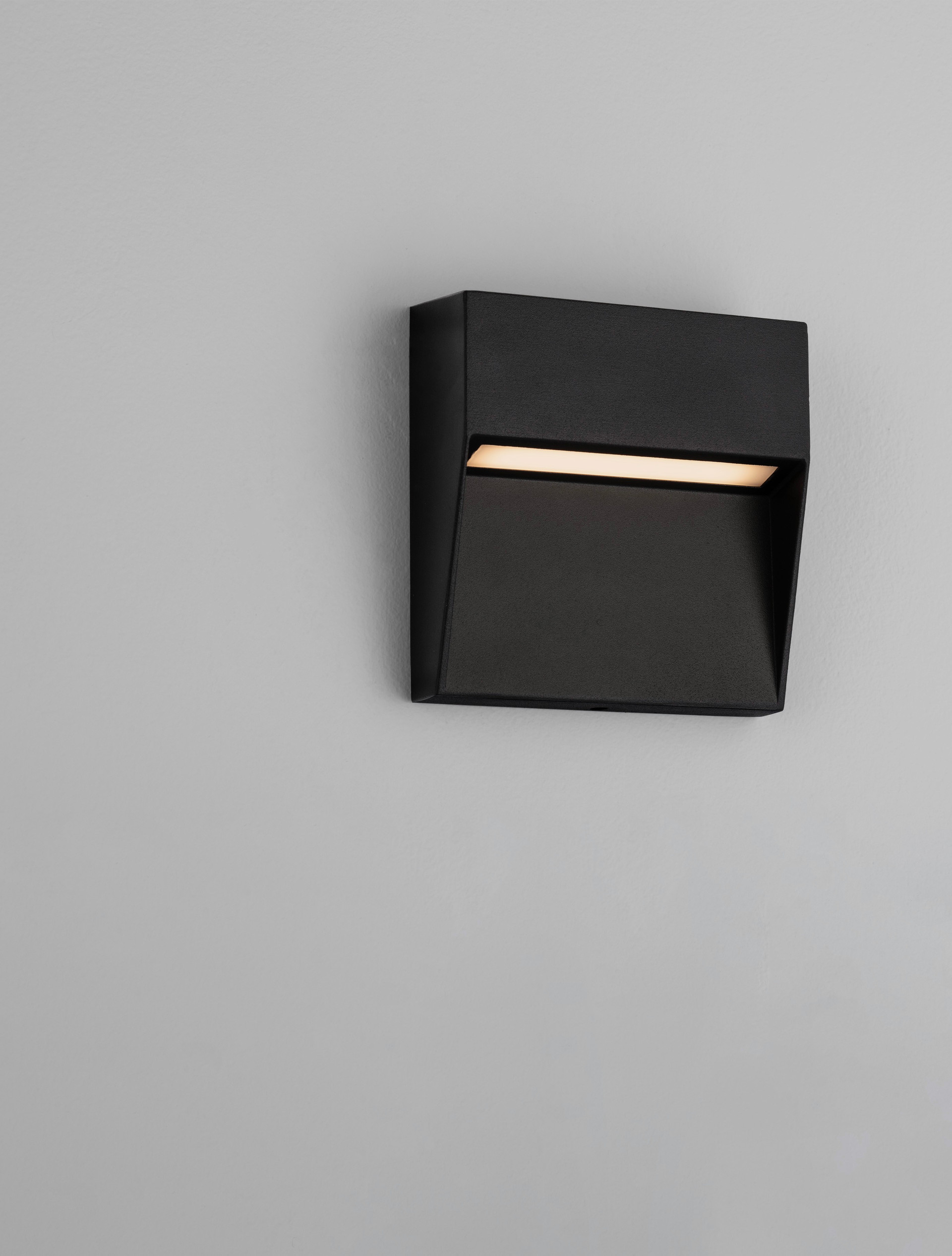 NECTAR | L 11 W 3 H 11 cm | 3 W | 3000 K | 159 lm | IP65 | Schwarz | Aluminium