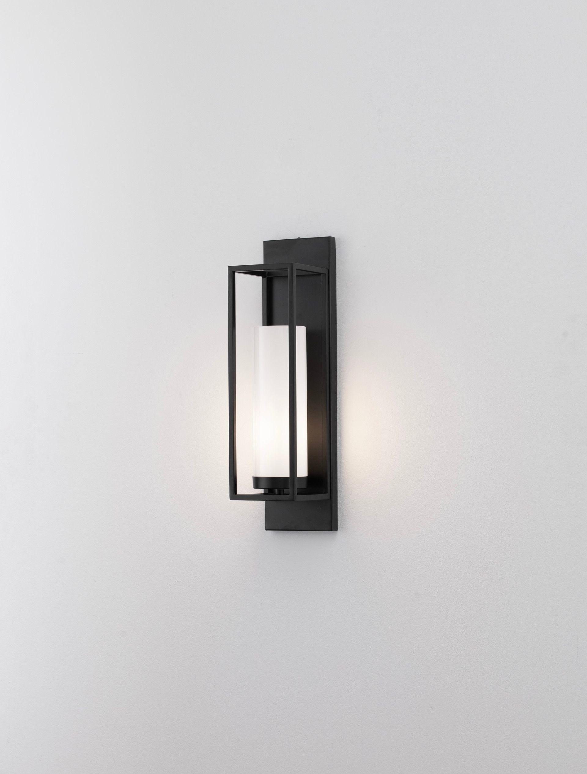 JULIET | L 13 W 14.7 H 63 cm | 5 W | IP20 | Black/White | Glass/Metal