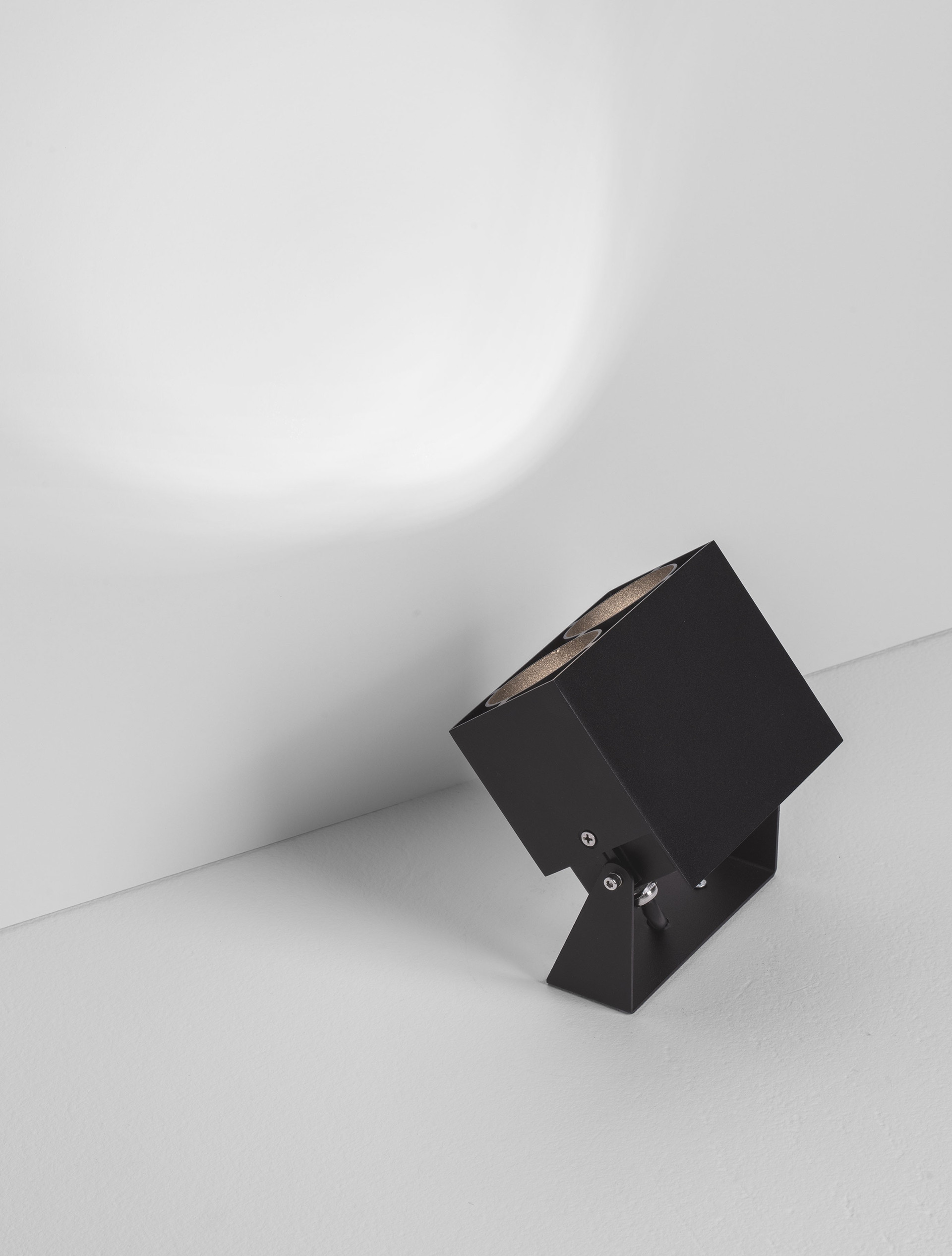 Ander B30-10W | L 13.5 W 7 H 16.5 cm | 10 W | 3000/4000/5000 K | 604 lm | IP65 | Black | Aluminum