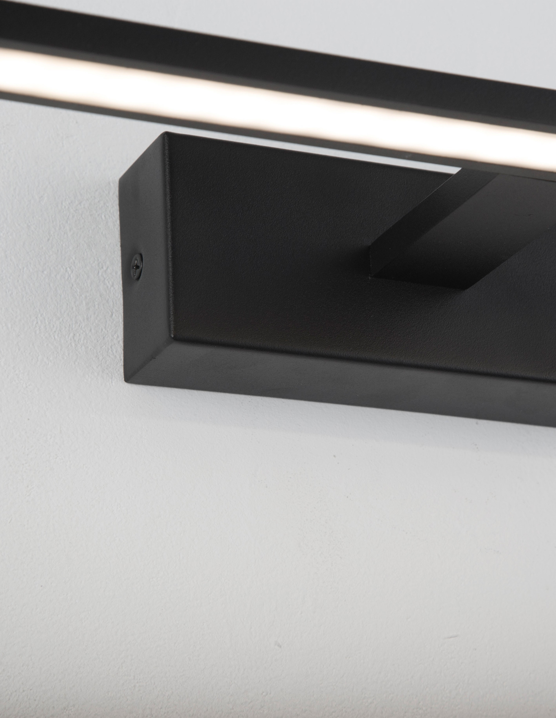 MONDRIAN | L 41.5 W 14 H 6 cm | 12 W | 3000 K | 913 lm | IP44 | Black | Aluminum/Acrylic