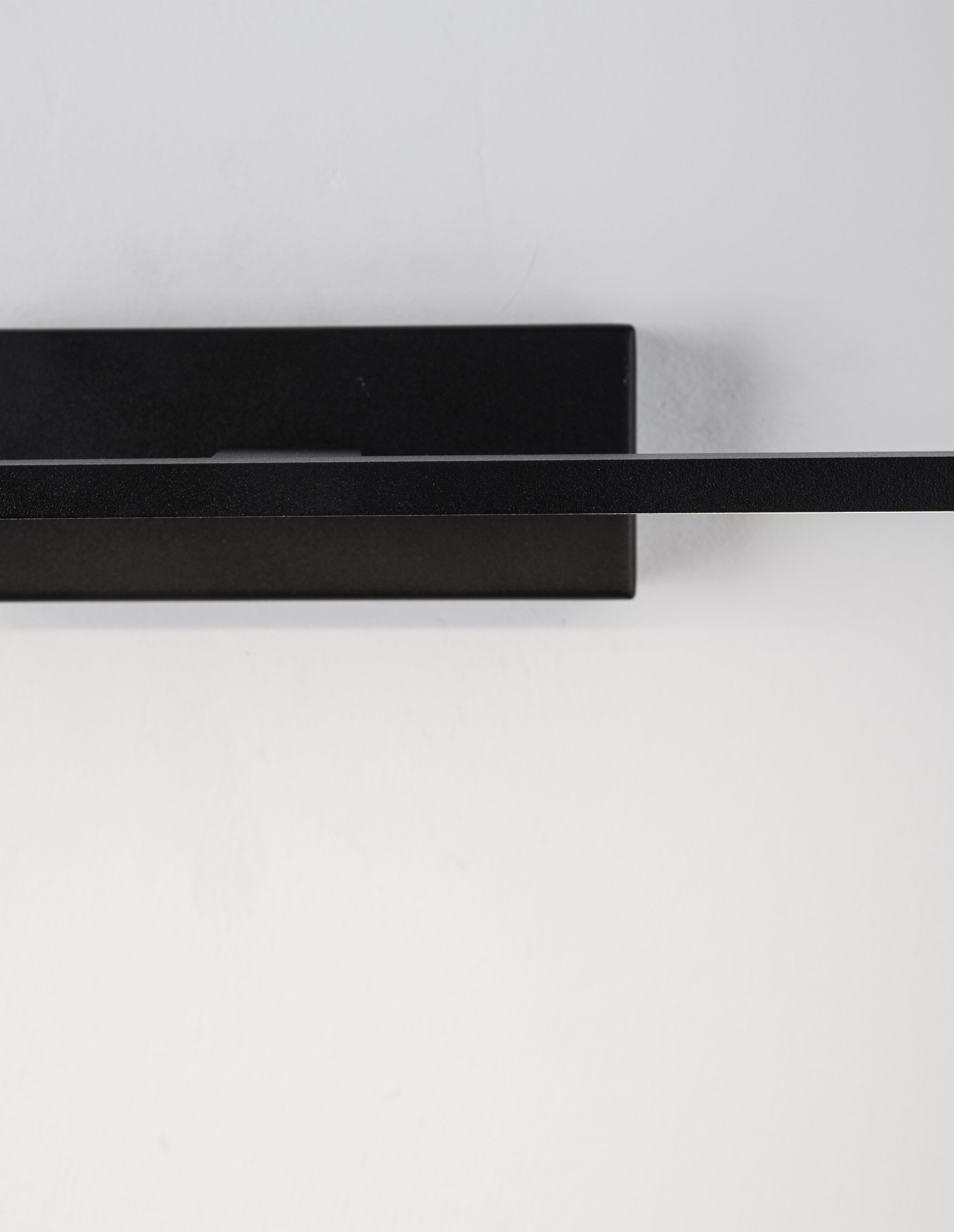 MONDRIAN | L 41.5 W 14 H 6 cm | 12 W | 3000 K | 913 lm | IP44 | Black | Aluminum/Acrylic