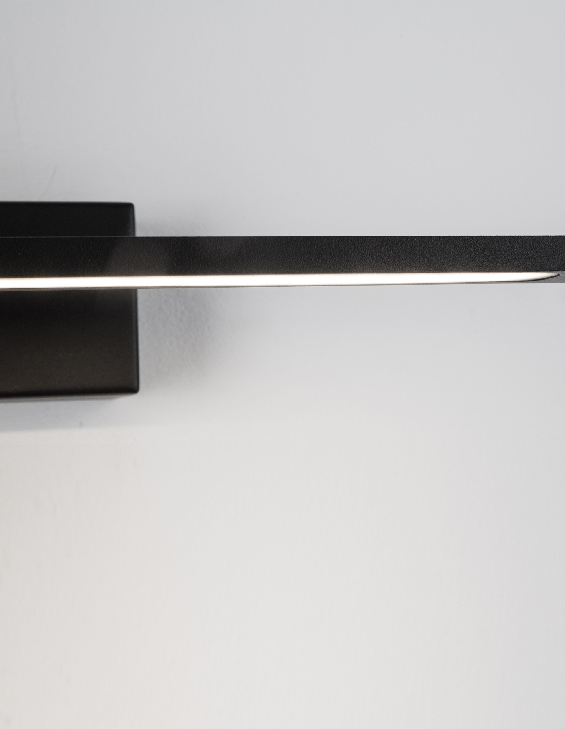 MONDRIAN | L 41.5 W 14 H 6 cm | 12 W | 3000 K | 913 lm | IP44 | Black | Aluminum/Acrylic