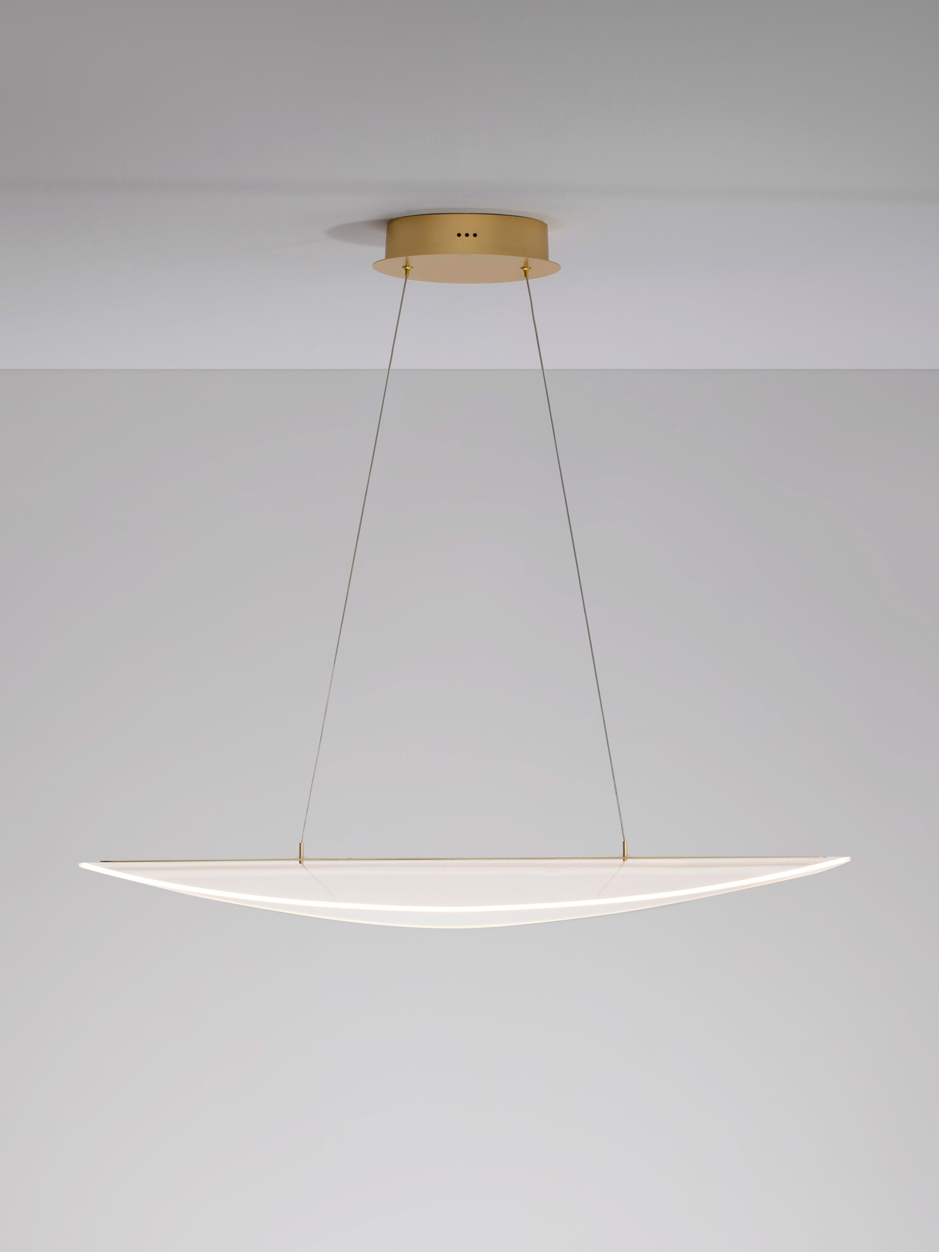 AGOS | L 95 W 56 H 150 cm | 32 W | 3000 K | 2156 lm | IP20 | Gold | Aluminum/Acrylic