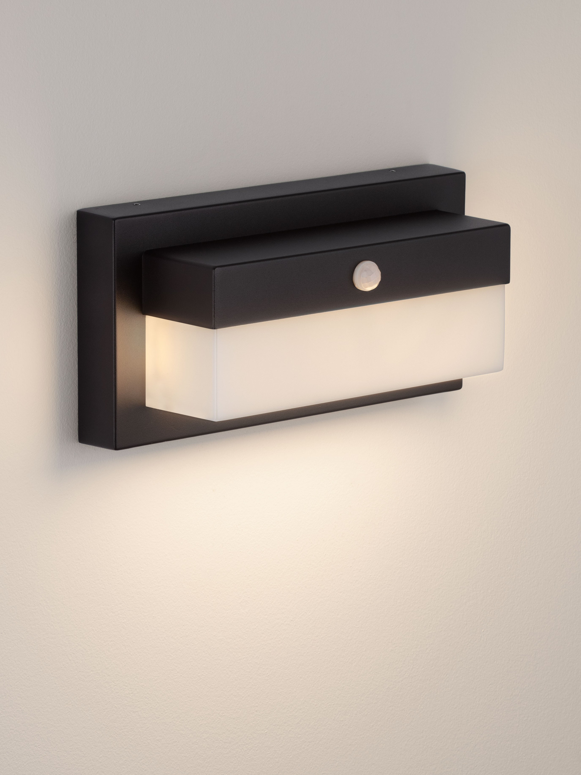 LETO | L 29 W 10.2 H 14.5 cm | 18 W | 3000/4000/6500 K | 2133 lm | IP65 | Black | Aluminum