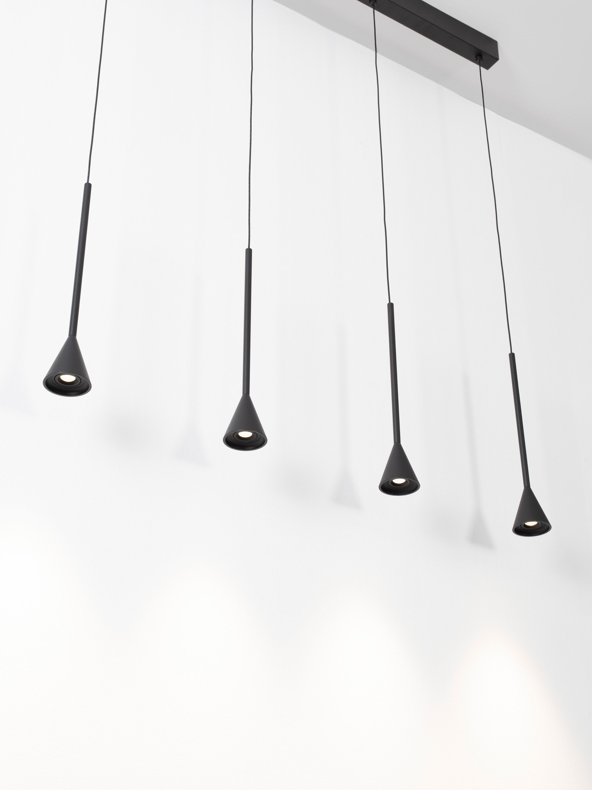NET | L 110 W 3.5 H 150 cm | 27 W | 3000 K | 1301 lm | IP20 | Black | Aluminum