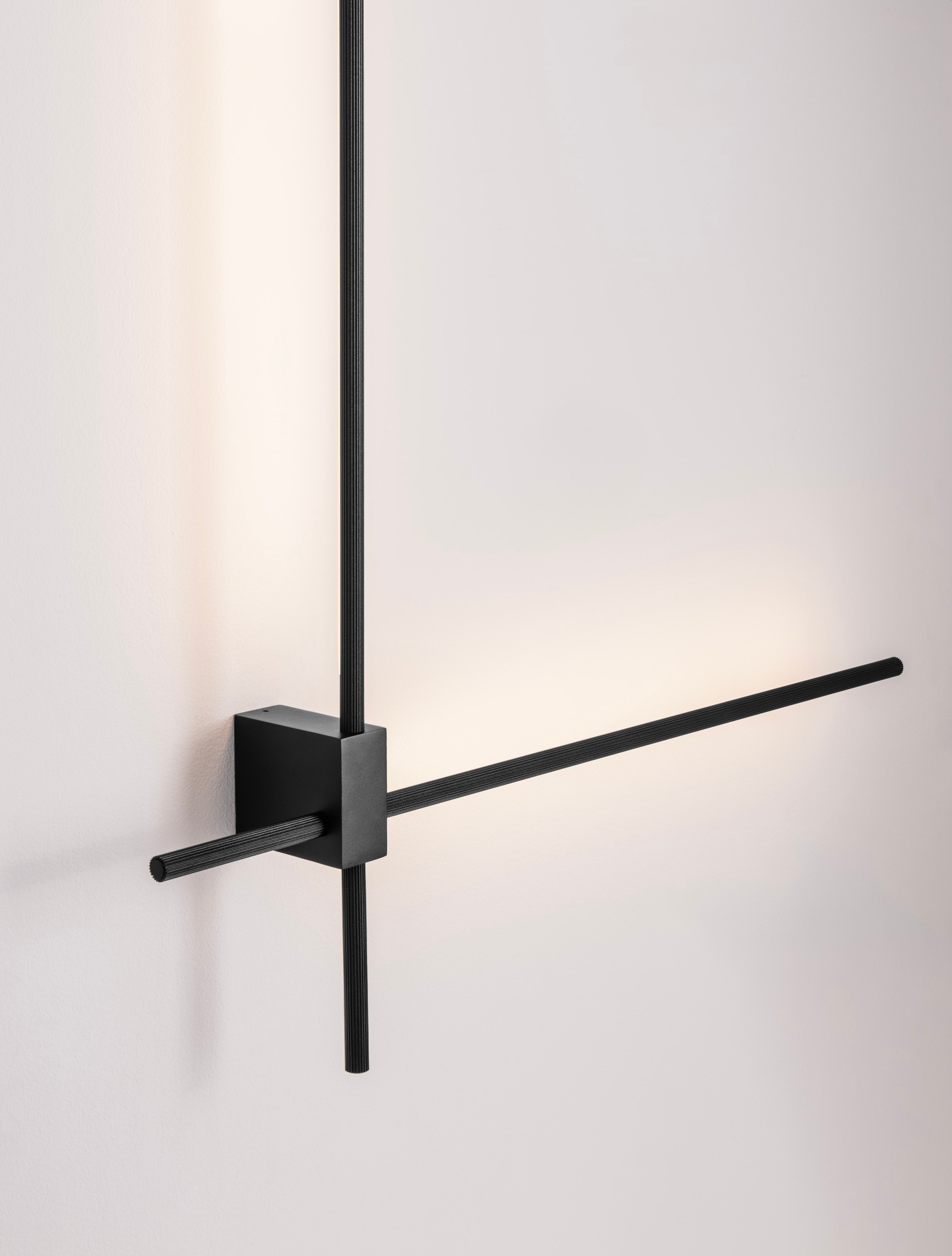 PEAK | L 76 W 9.5 H 80 cm | 20 W | 3000/2700/4000 K | 1000 lm | IP20 | Black | Aluminum
