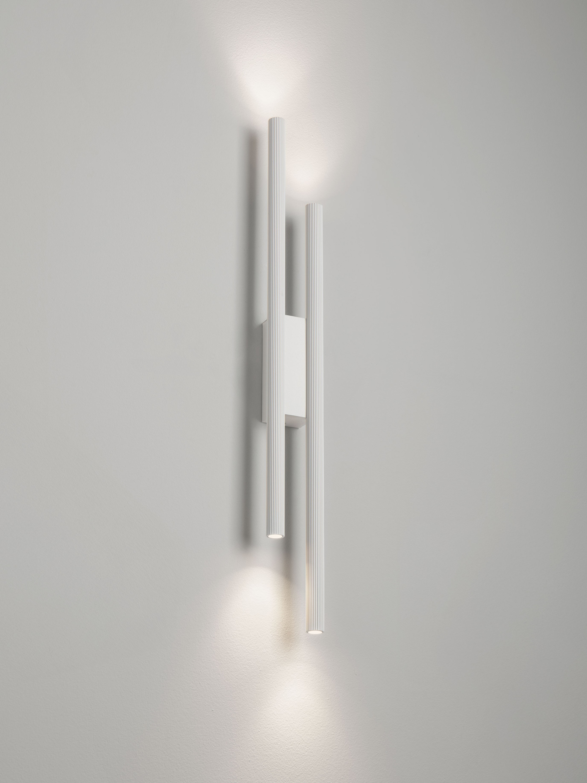 BRILLIA | L 6.7 W 4.6 H 60 cm | 11 W | 3000/2700/4000 K | 379 lm | IP20 | White | Aluminum