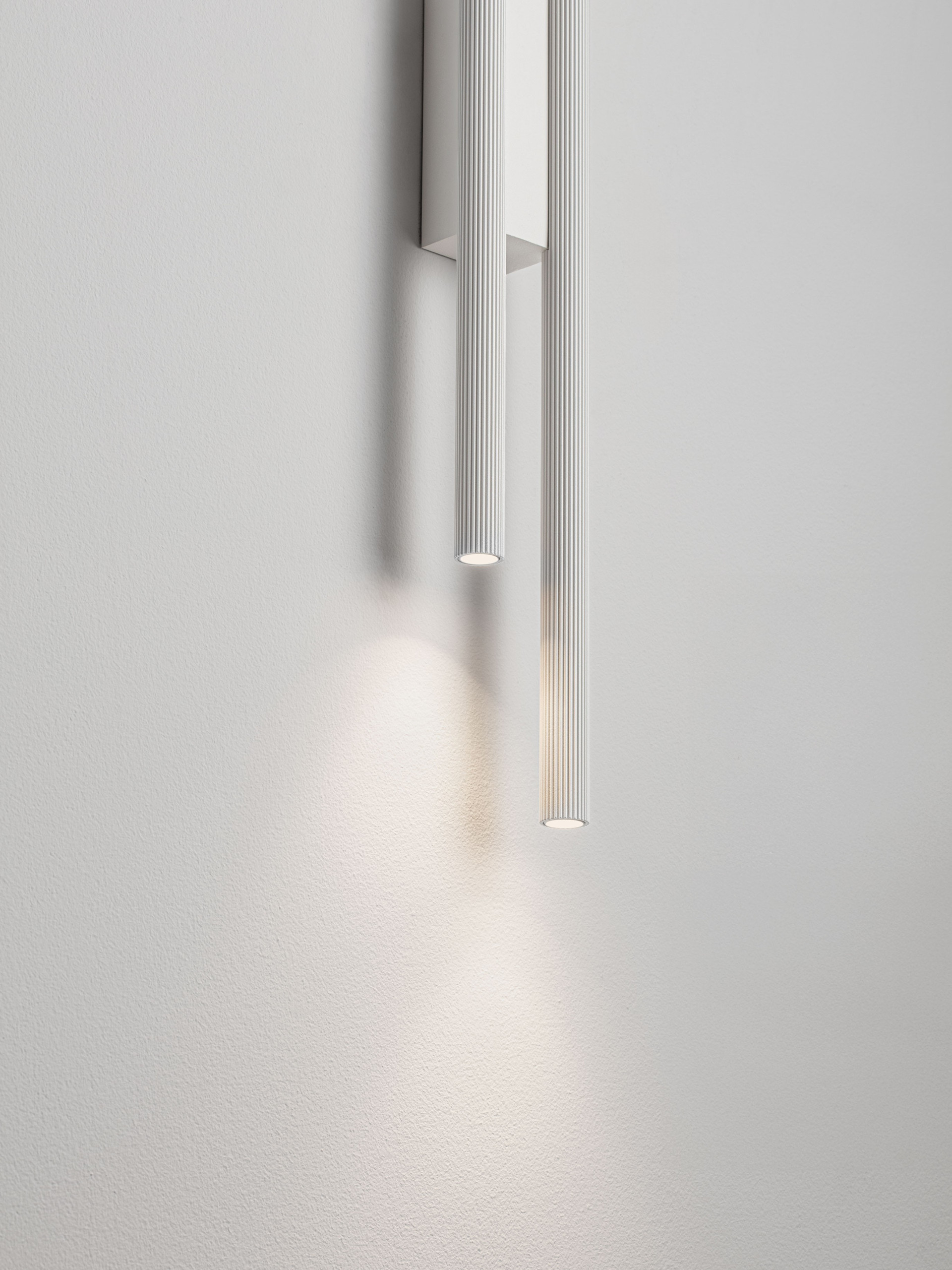 BRILLIA | L 6.7 W 4.6 H 60 cm | 11 W | 3000/2700/4000 K | 379 lm | IP20 | White | Aluminum