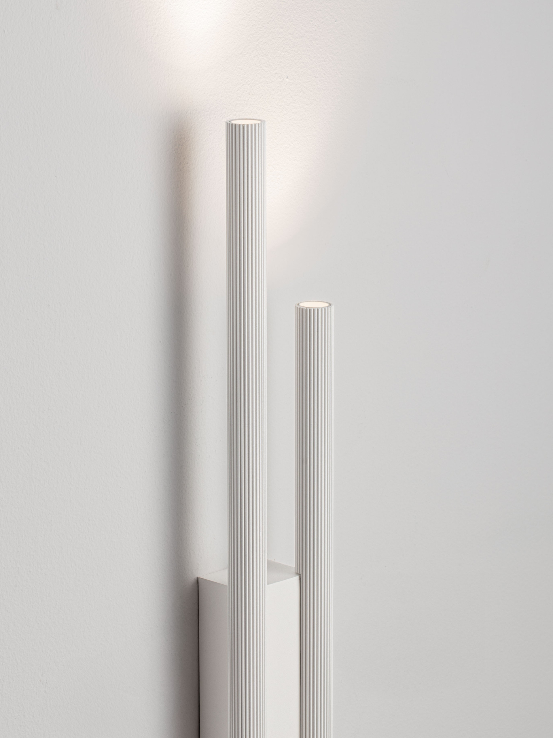 BRILLIA | L 6.7 W 4.6 H 60 cm | 11 W | 3000/2700/4000 K | 379 lm | IP20 | White | Aluminum