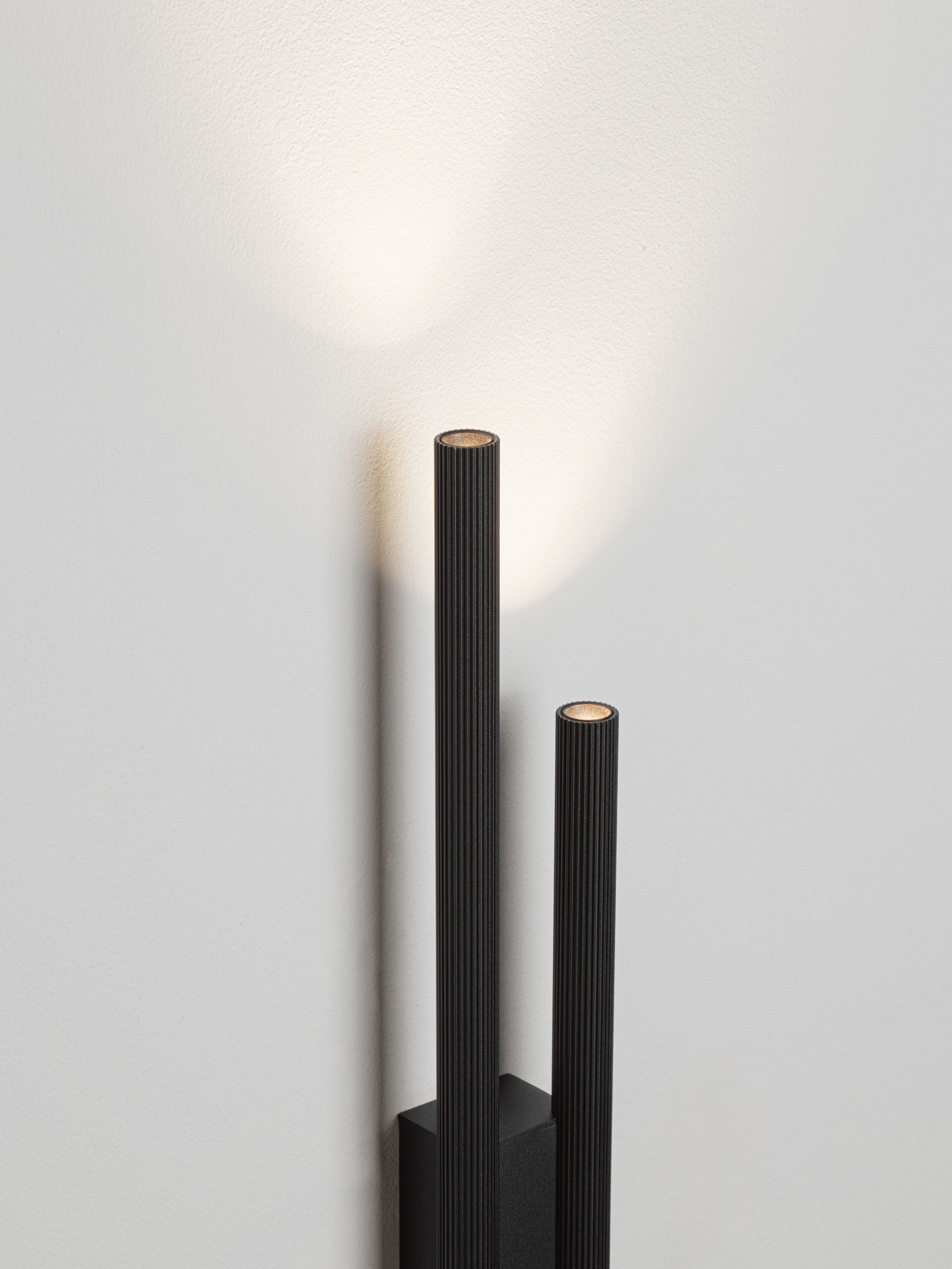 BRILLIA | L 6.7 W 4.6 H 60 cm | 11 W | 3000/2700/4000 K | 380 lm | IP20 | Black | Aluminum