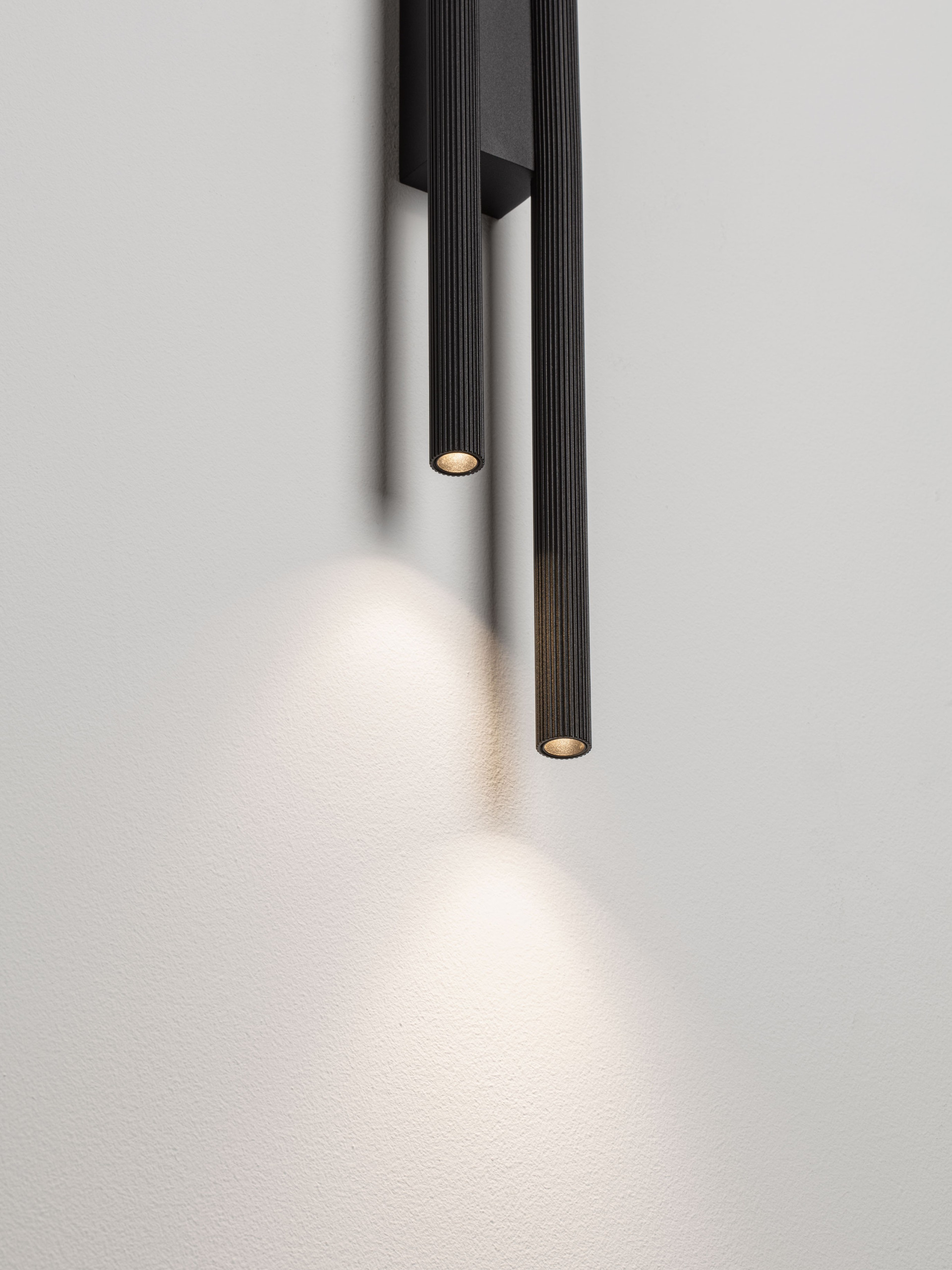 BRILLIA | L 6.7 W 4.6 H 60 cm | 11 W | 3000/2700/4000 K | 380 lm | IP20 | Black | Aluminum