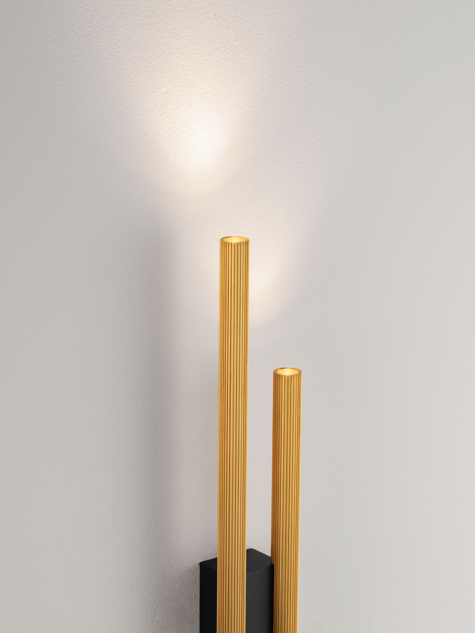 BRILLIA | L 6.7 W 4.6 H 60 cm | 11 W | 3000/2700/4000 K | 379 lm | IP20 | Gold | Aluminum