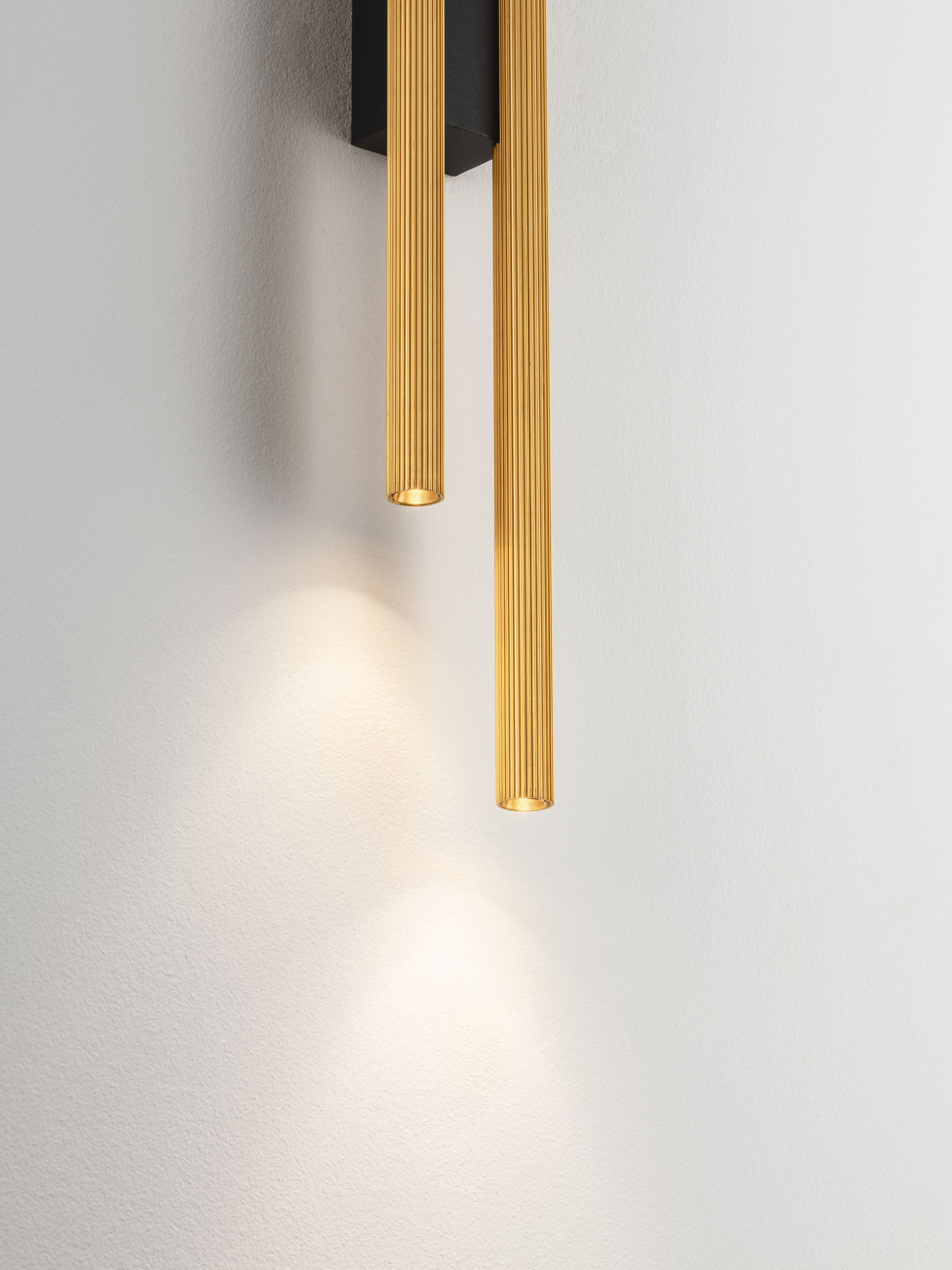 BRILLIA | L 6.7 W 4.6 H 60 cm | 11 W | 3000/2700/4000 K | 379 lm | IP20 | Gold | Aluminum