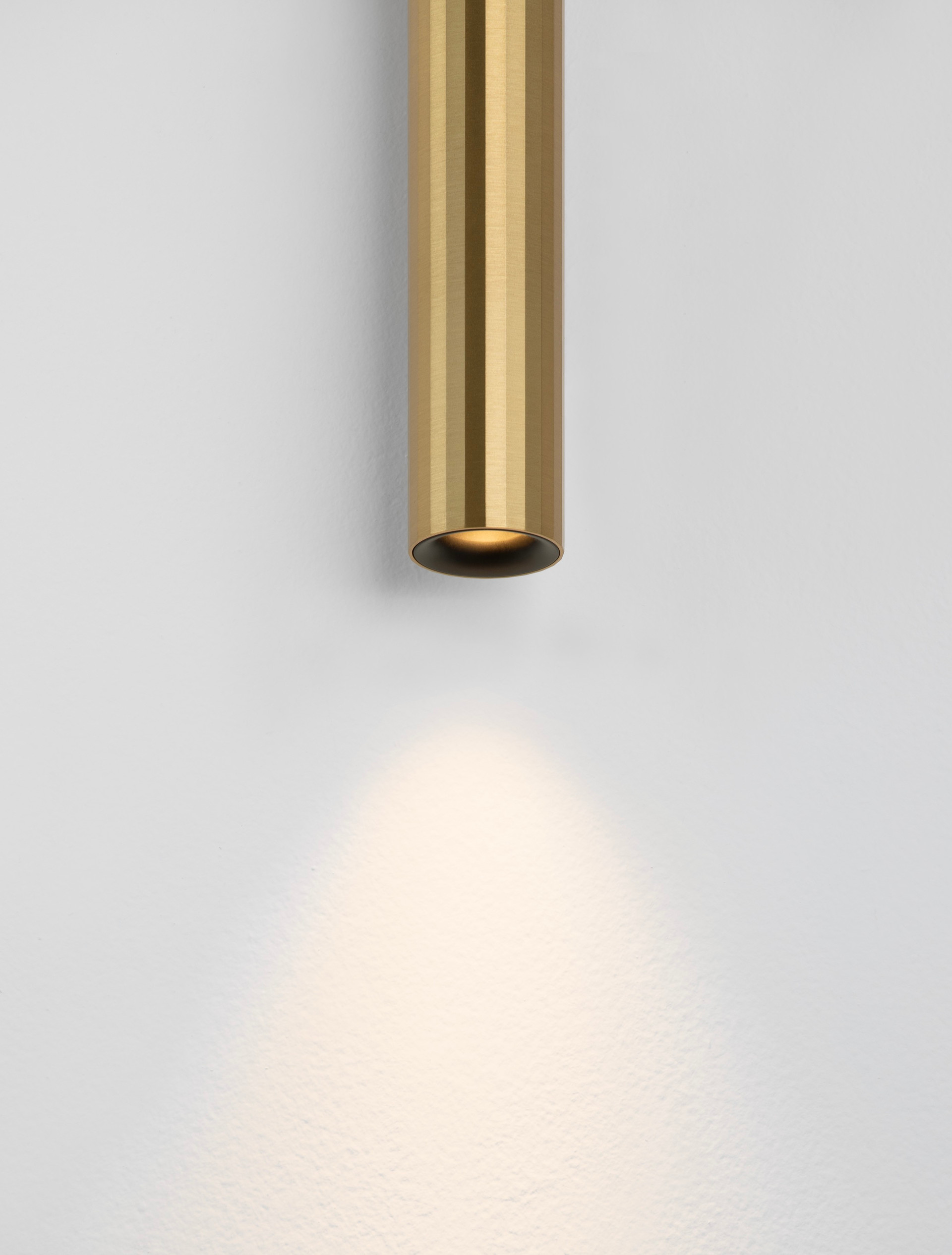 RIVETA | W 5.6 H 25 D 4 cm | 6 W | 3000 K | 444 lm | IP20 | Gold | Aluminum