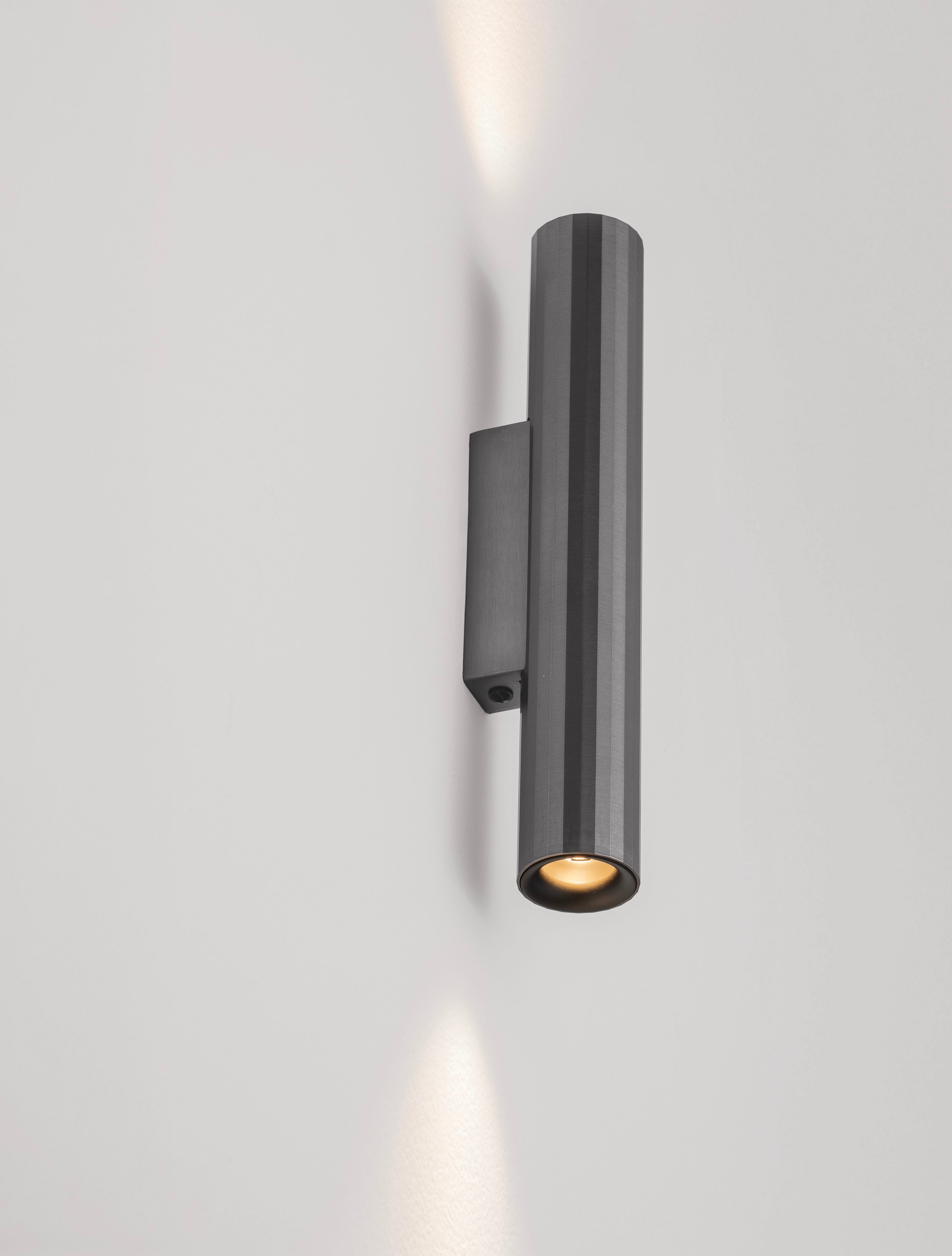 RIVETA | W 5.6 H 25 D 4 cm | 6 W | 3000 K | 444 lm | IP20 | Foggy Nickel | Aluminum