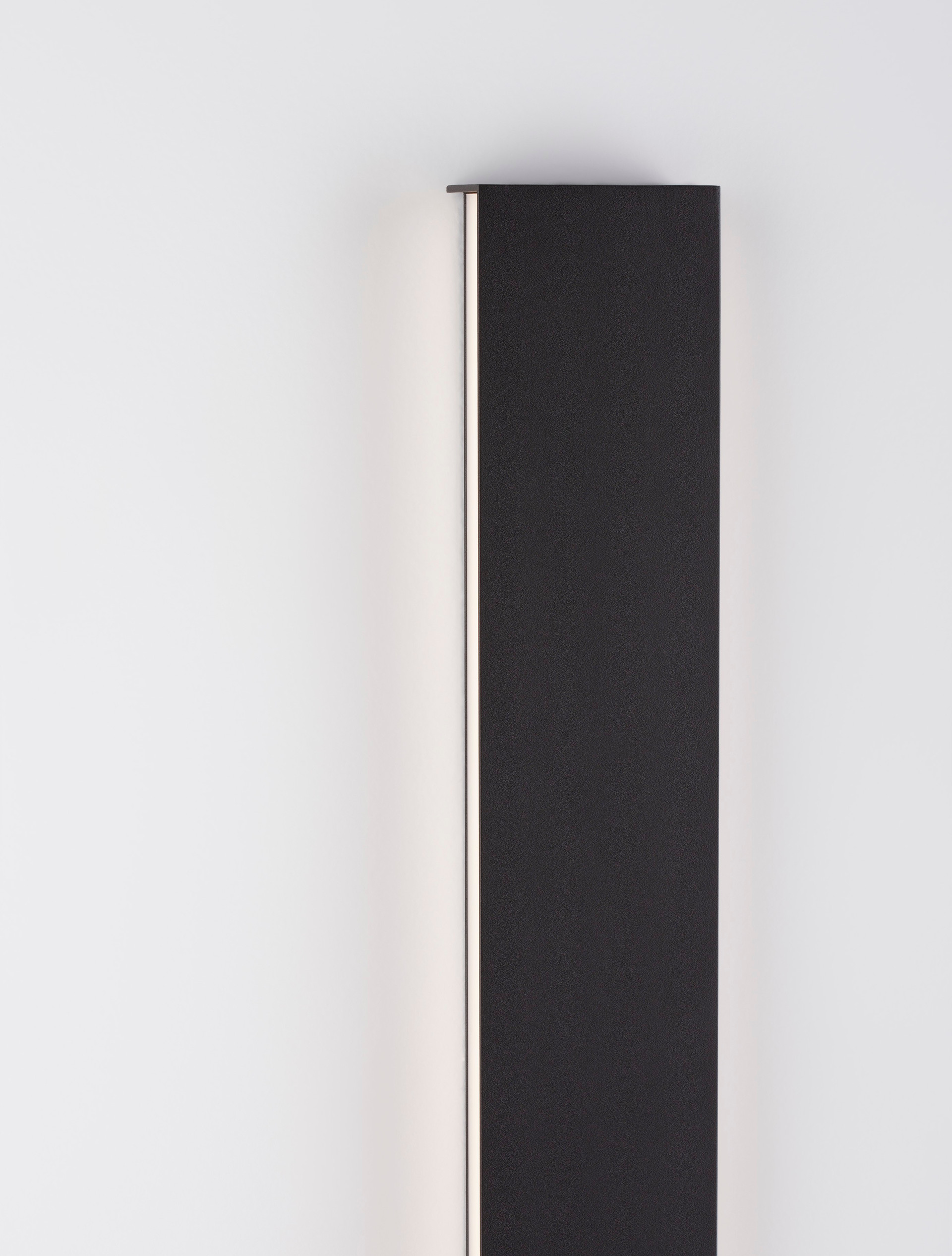 SELINE | L 60 W 2.7 H 7.5 cm | 20 W | 3000 K | 1478 lm | IP44 | Schwarz | Aluminium