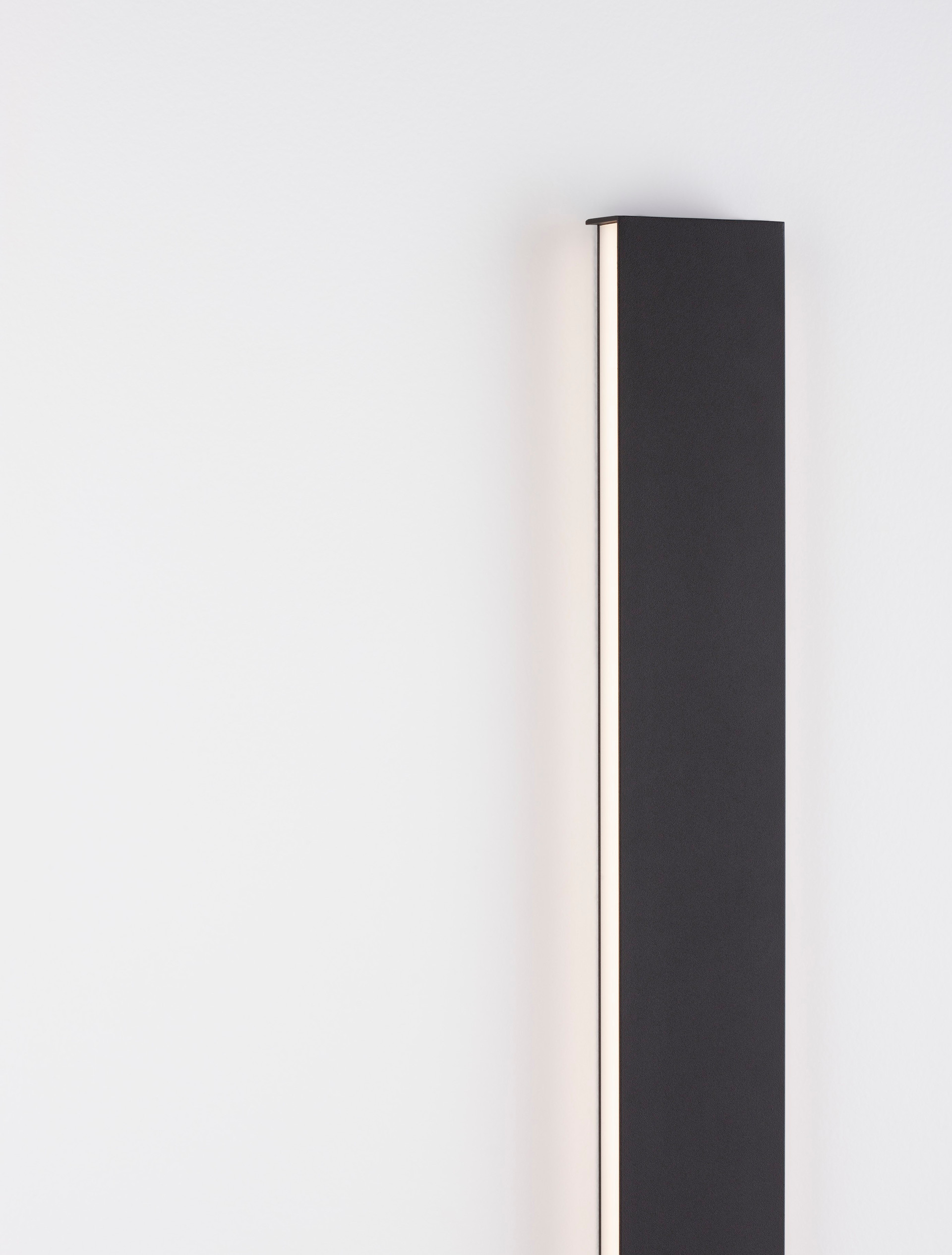 SELINE | L 60 W 2.7 H 7.5 cm | 20 W | 3000 K | 1478 lm | IP44 | Schwarz | Aluminium