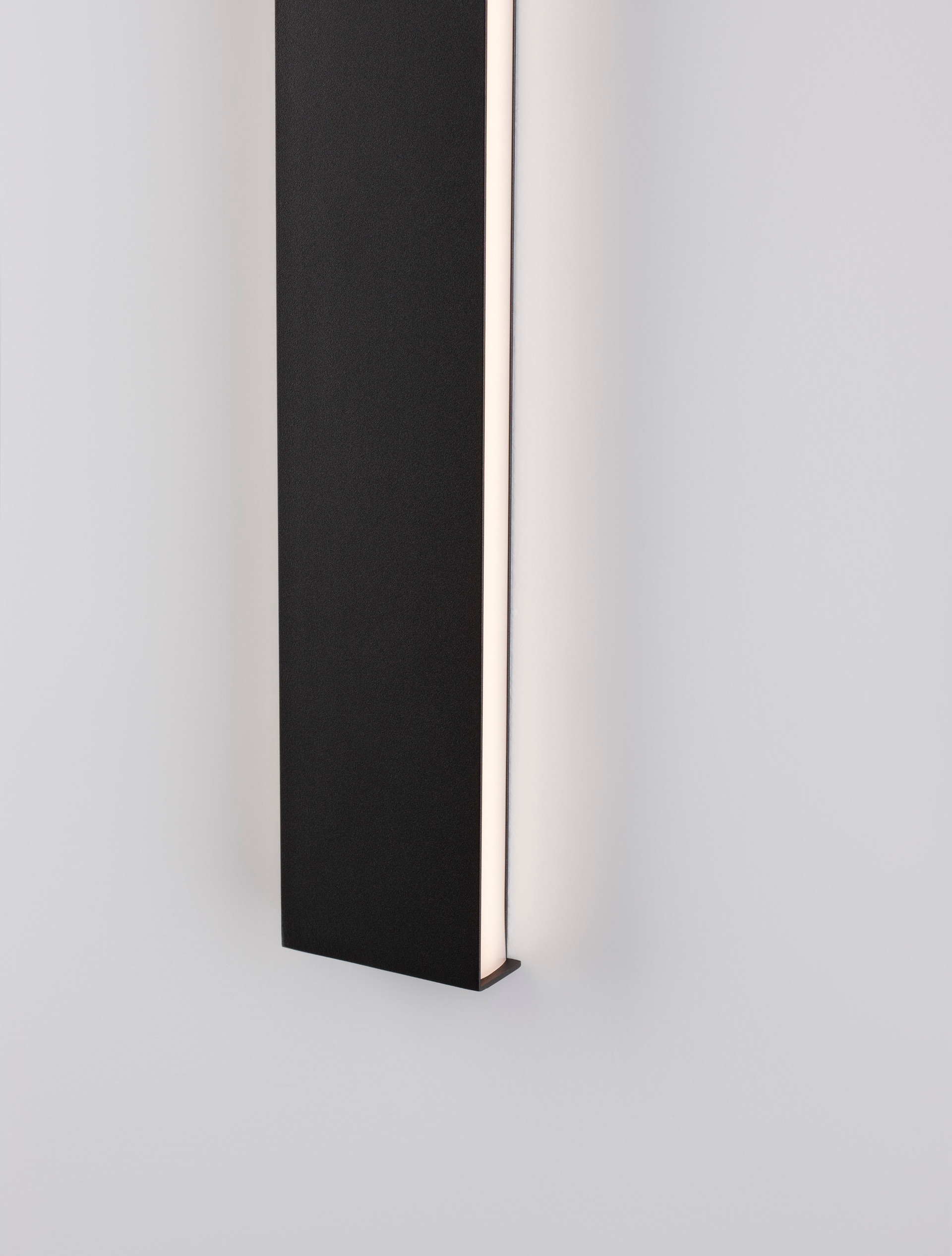 SELINE | L 60 W 2.7 H 7.5 cm | 20 W | 3000 K | 1478 lm | IP44 | Schwarz | Aluminium