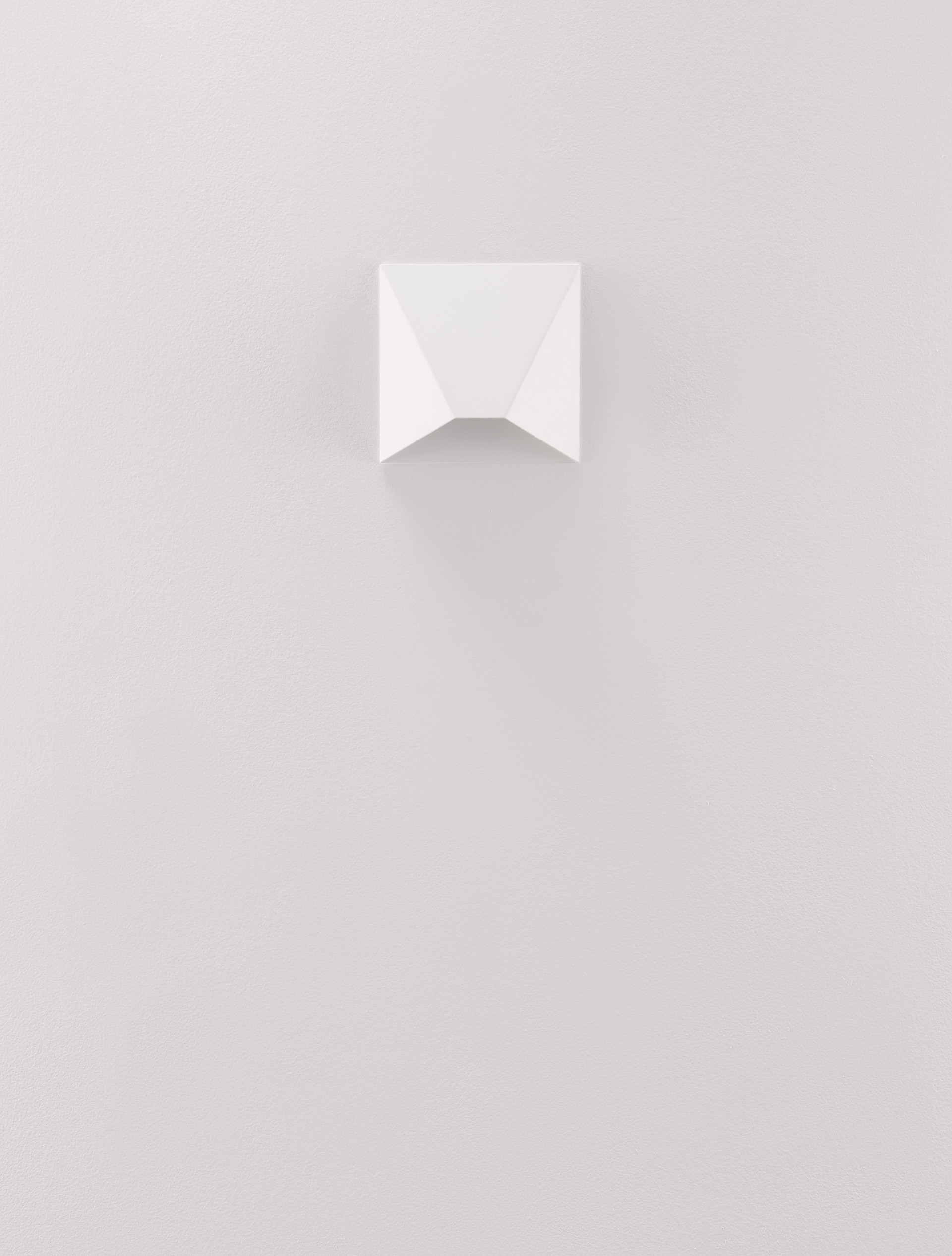 BAZZ | L 16 W 5 H 16 cm | 3 W | 3000 K | 134 lm | IP20 | White | Aluminum/Acrylic
