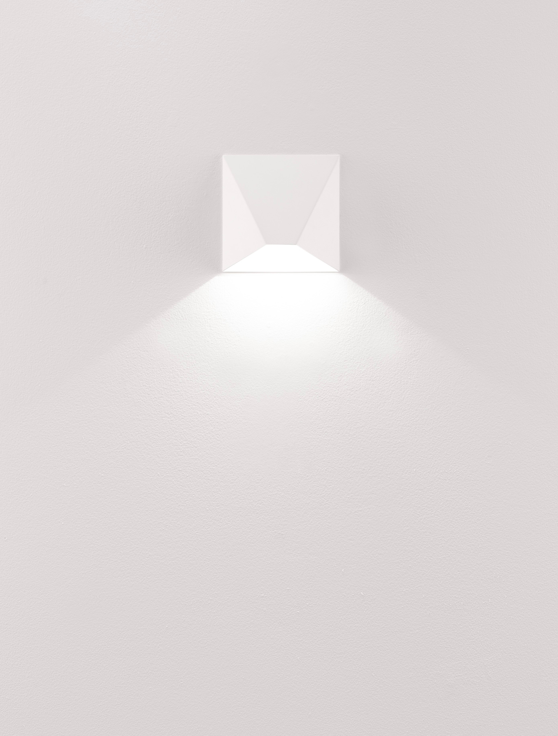BAZZ | L 16 W 5 H 16 cm | 3 W | 3000 K | 134 lm | IP20 | White | Aluminum/Acrylic