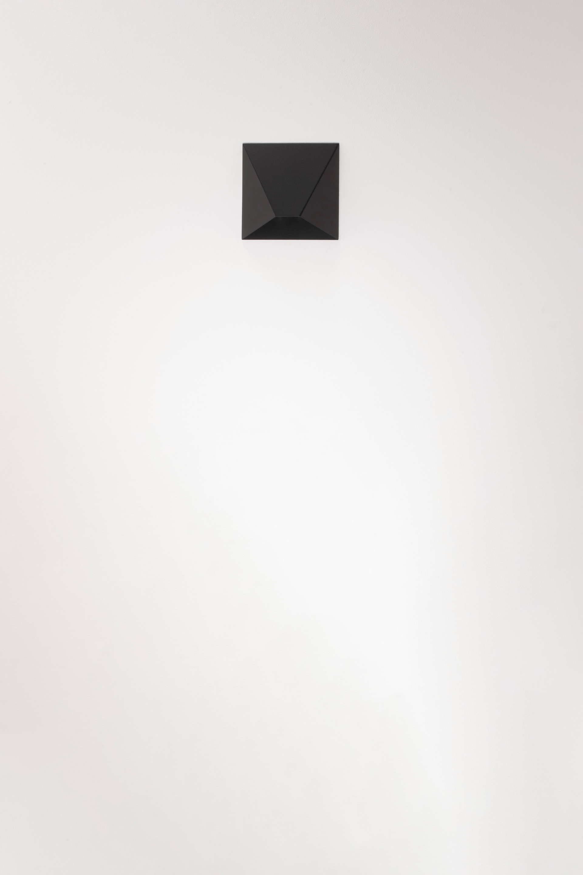 BAZZ | L 16 W 5 H 16 cm | 3 W | 3000 K | 134 lm | IP20 | Black | Aluminum/Acrylic