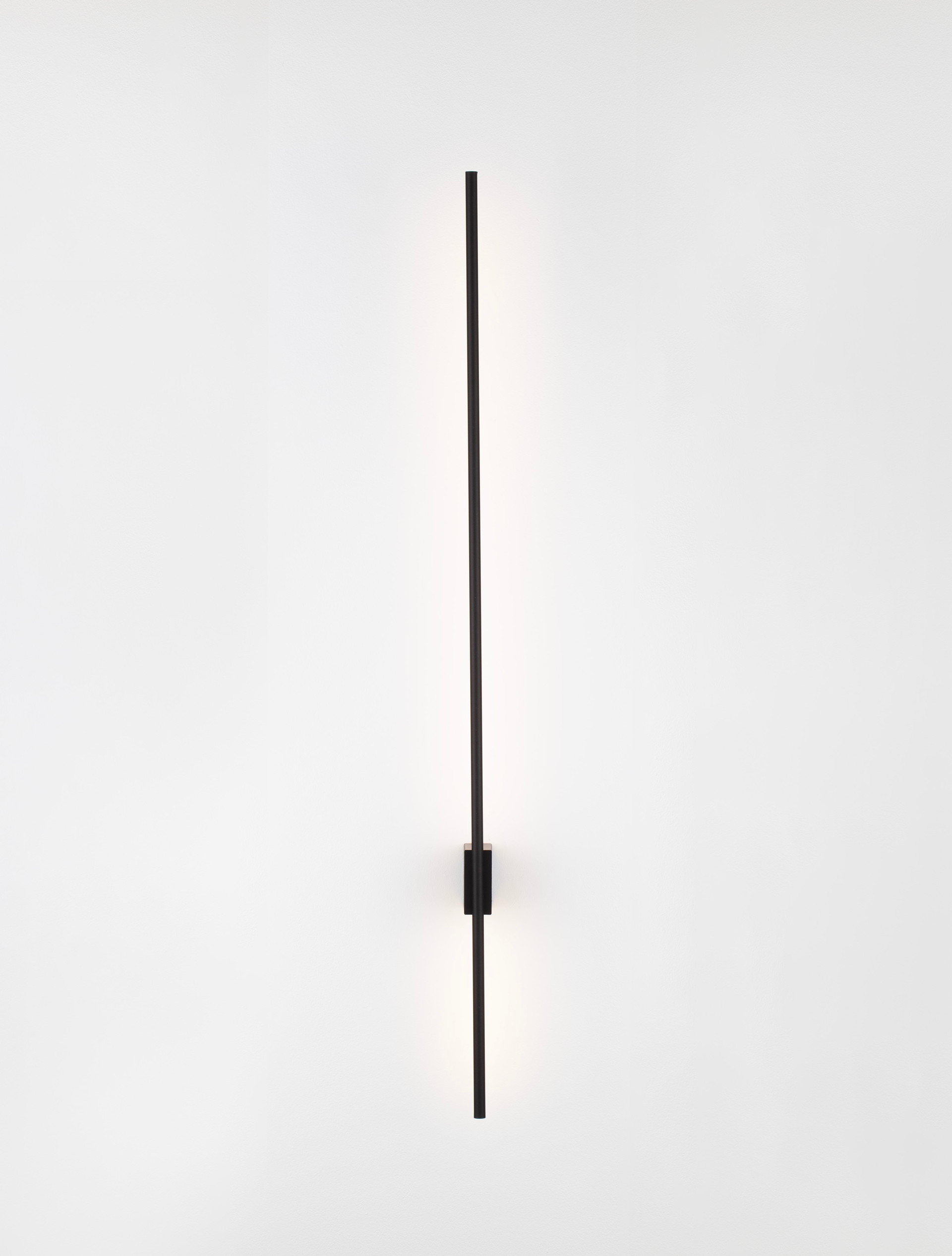 TIEN | L 1.5 W 8.3 H 120 cm | 20 W | 3000 K | 677 lm | IP20 | Black | Aluminum