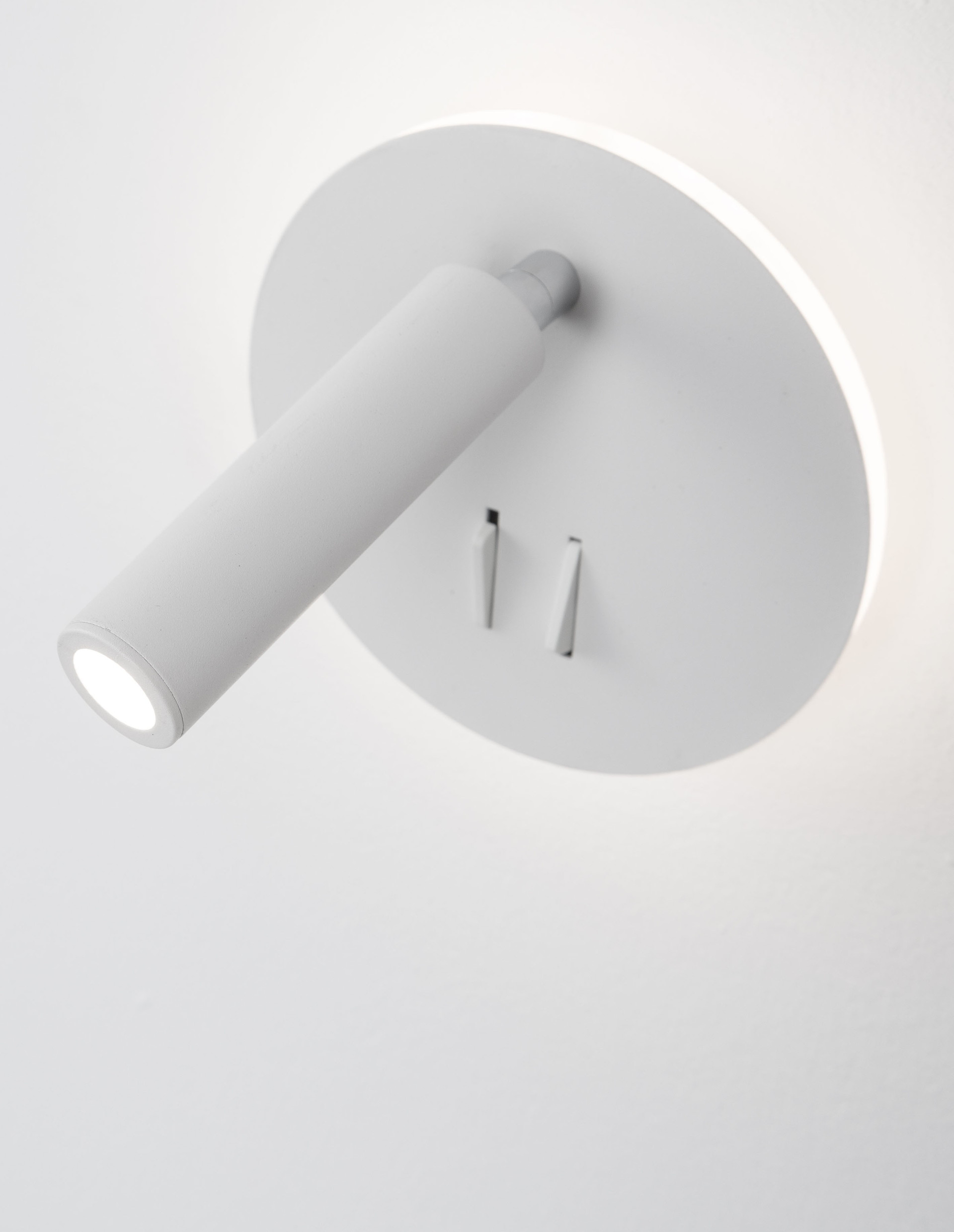 PENOR | W 5.7 H 14 D 14 cm | 9 W | 3000 K | 780 lm | IP20 | White | Aluminum/Acrylic
