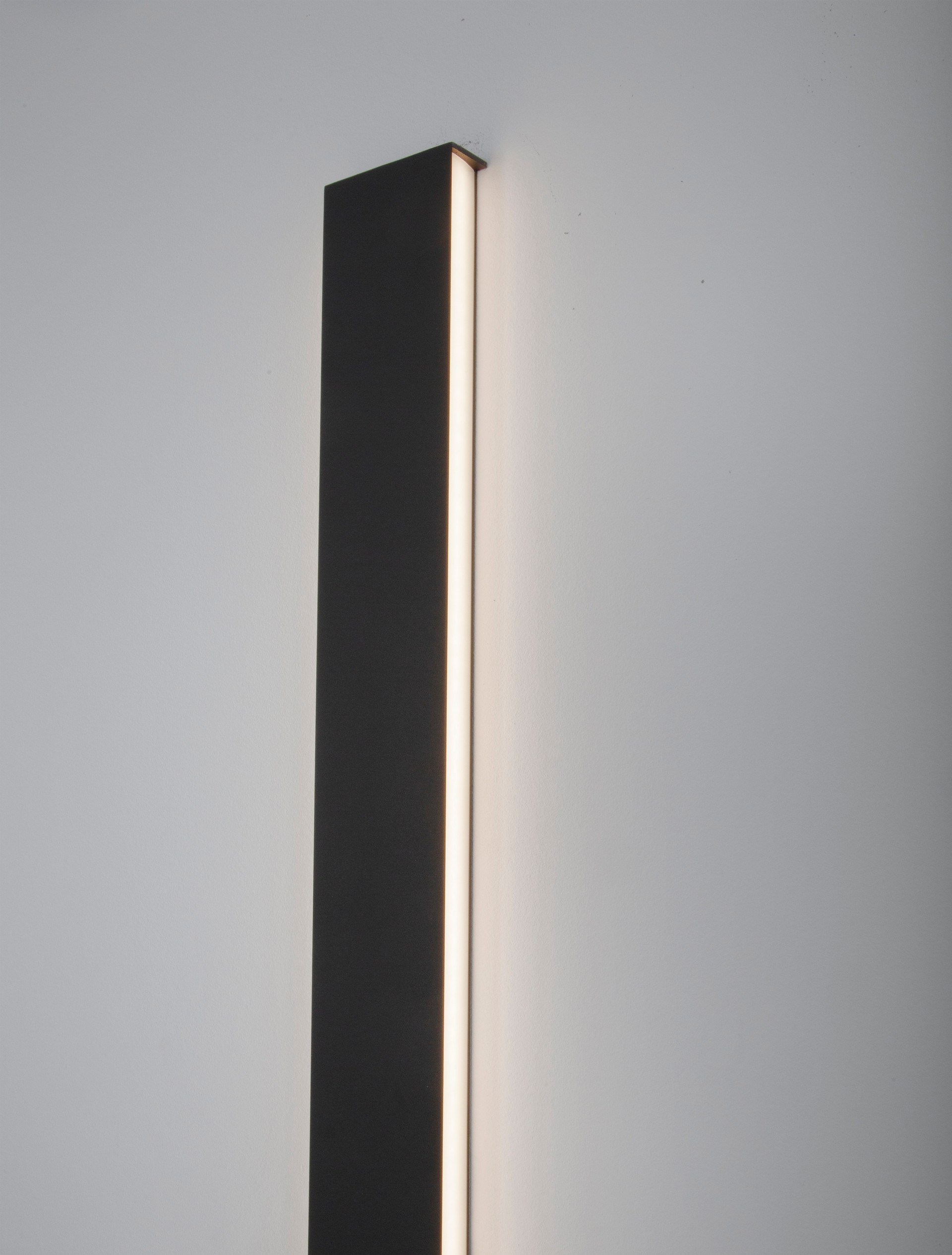 SELINE | L 120 W 2.7 H 7.5 cm | 44 W | 3000 K | 3124 lm | IP44 | Schwarz | Aluminium