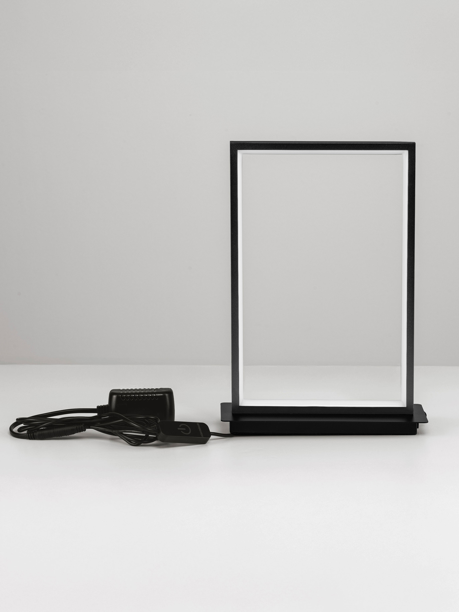ALIS | L 22 W 8 H 31 cm | 14 W | 3200 K | 641 lm | IP20 | Schwarz | Stahl/Aluminium/Acryl