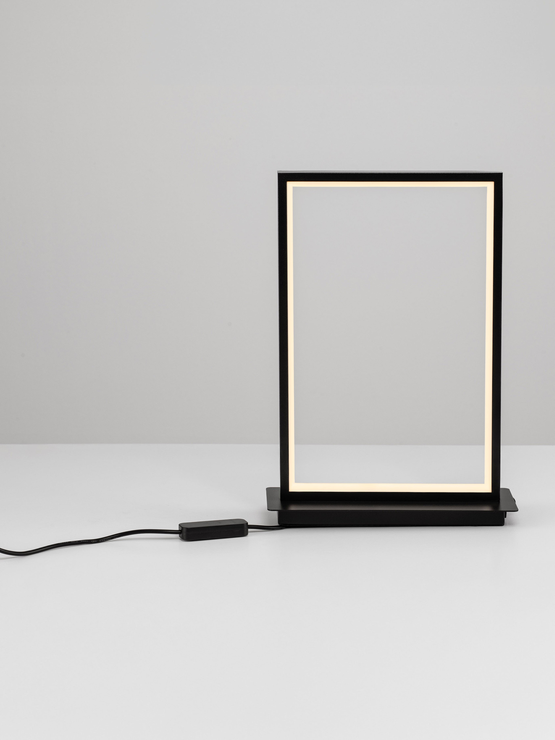 ALIS | L 22 W 8 H 31 cm | 14 W | 3200 K | 641 lm | IP20 | Schwarz | Stahl/Aluminium/Acryl