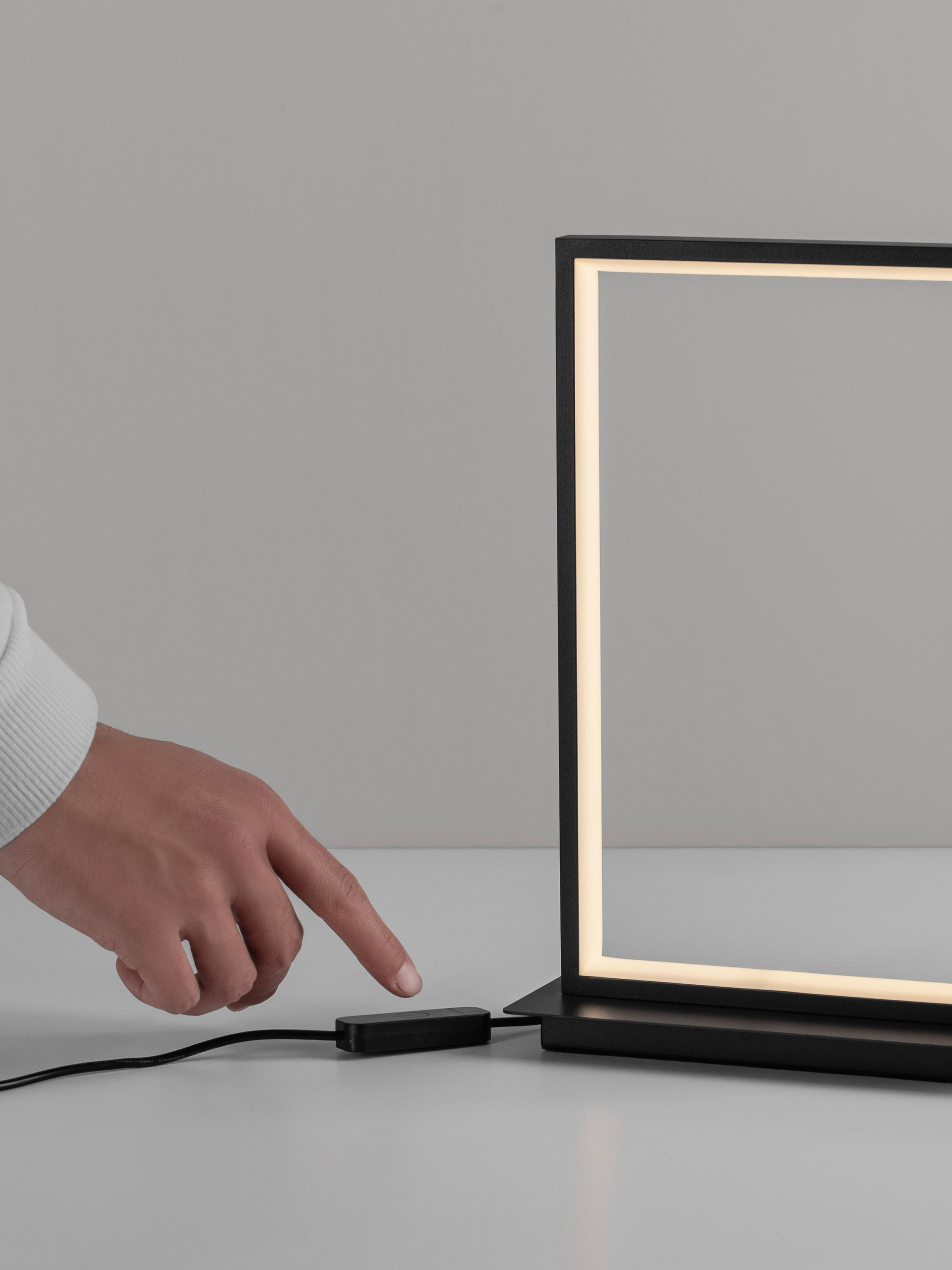 ALIS | L 22 W 8 H 31 cm | 14 W | 3200 K | 641 lm | IP20 | Schwarz | Stahl/Aluminium/Acryl