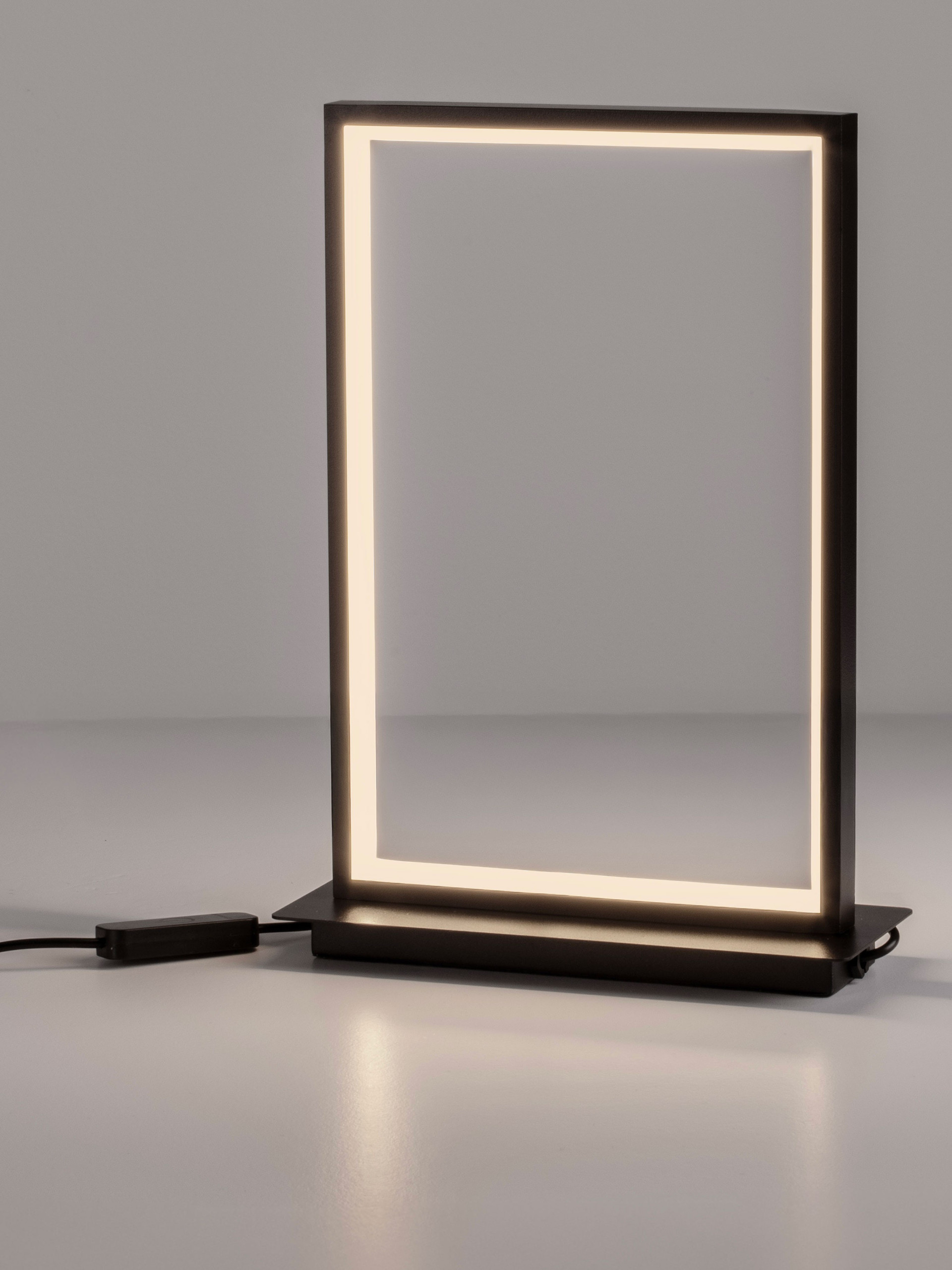 ALIS | L 22 W 8 H 31 cm | 14 W | 3200 K | 641 lm | IP20 | Schwarz | Stahl/Aluminium/Acryl