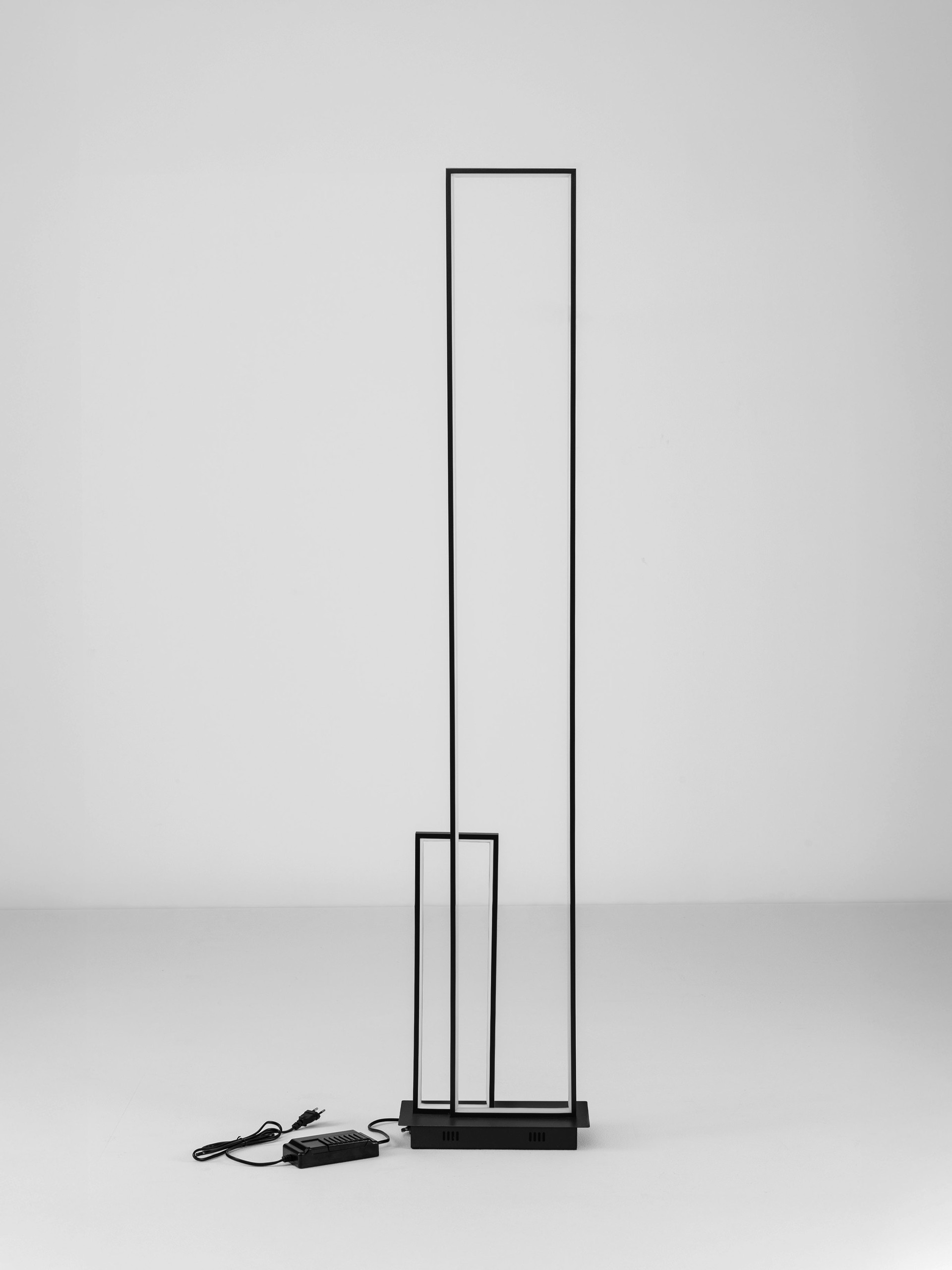 ALIS | L 30 W 15 H 152.5 cm | 45 W | 3200 K | 1860 lm | IP20 | Black | Steel/Aluminum/Acrylic