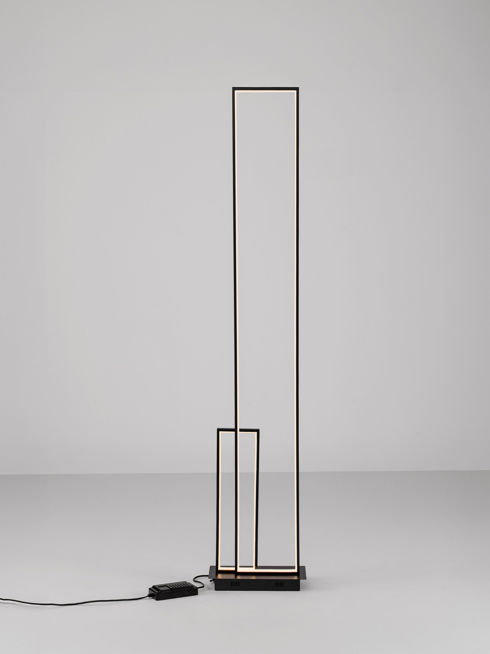 ALIS | L 30 W 15 H 152.5 cm | 45 W | 3200 K | 1860 lm | IP20 | Black | Steel/Aluminum/Acrylic